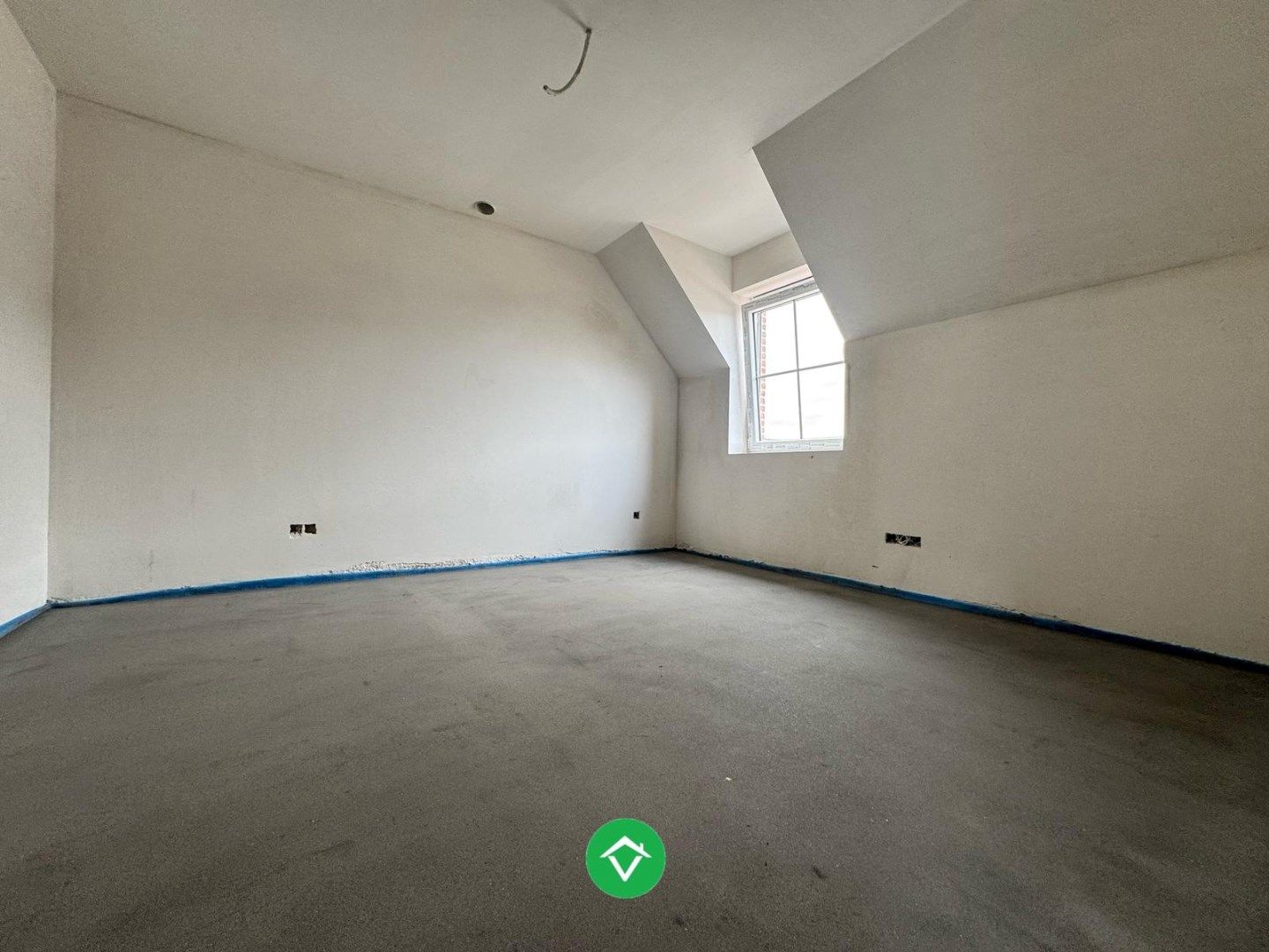 Halfopen nieuwbouwwoning met drie slaapkamers en carport in Moere foto 5