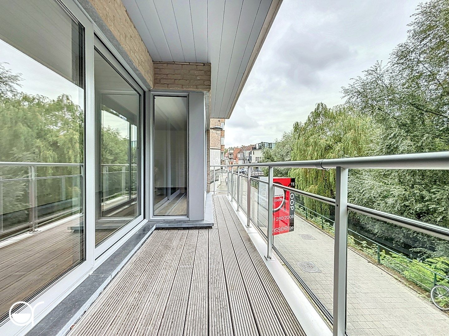 Tweeslaapkamerappartement met ruim terras en zicht op water en groen foto 3