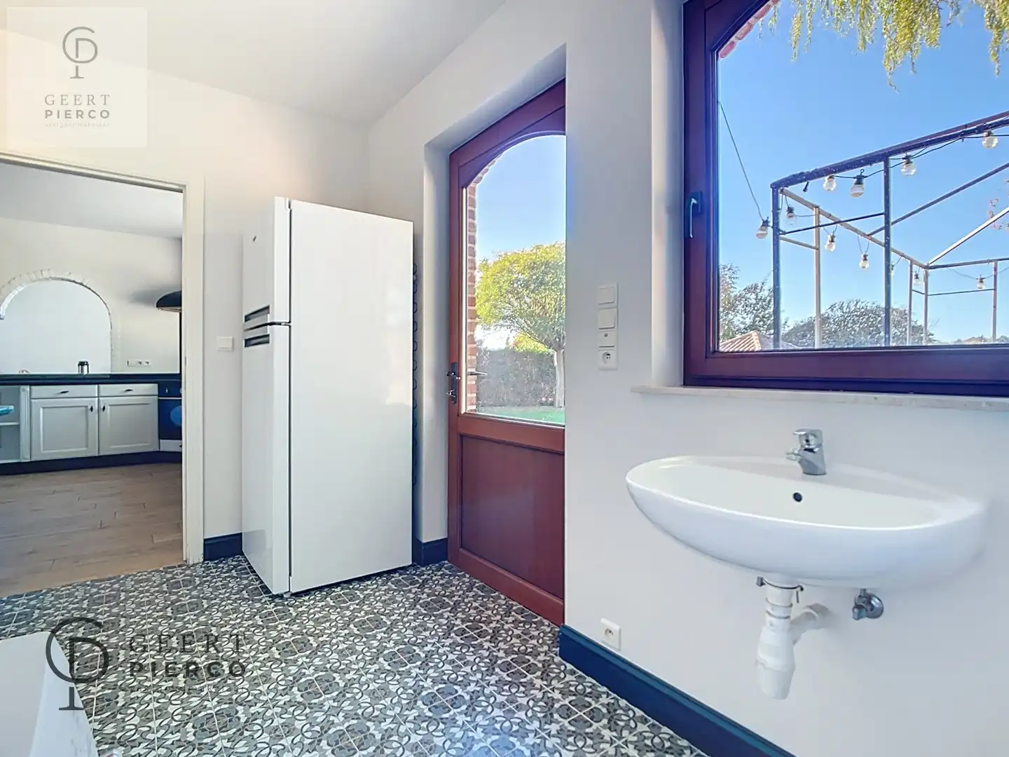 Ruime bungalow met drie slaapkamers en inpandige garage op een perceel van 10a37ca. foto 17