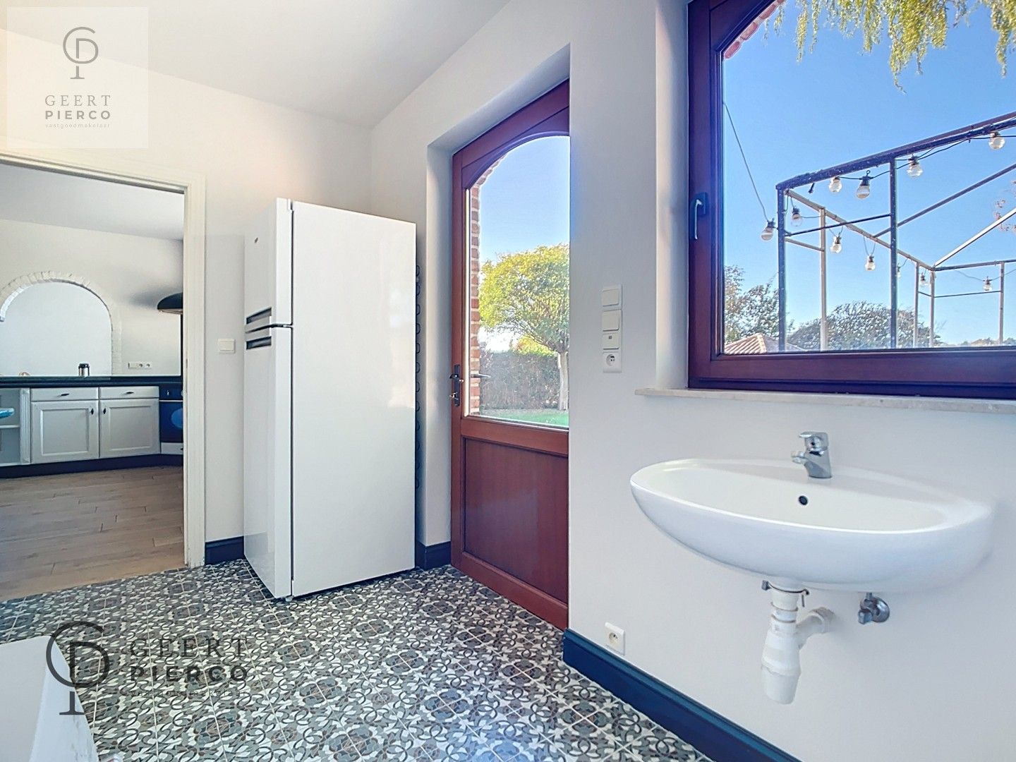 Ruime bungalow met drie slaapkamers en inpandige garage op een perceel van 10a37ca. foto 17