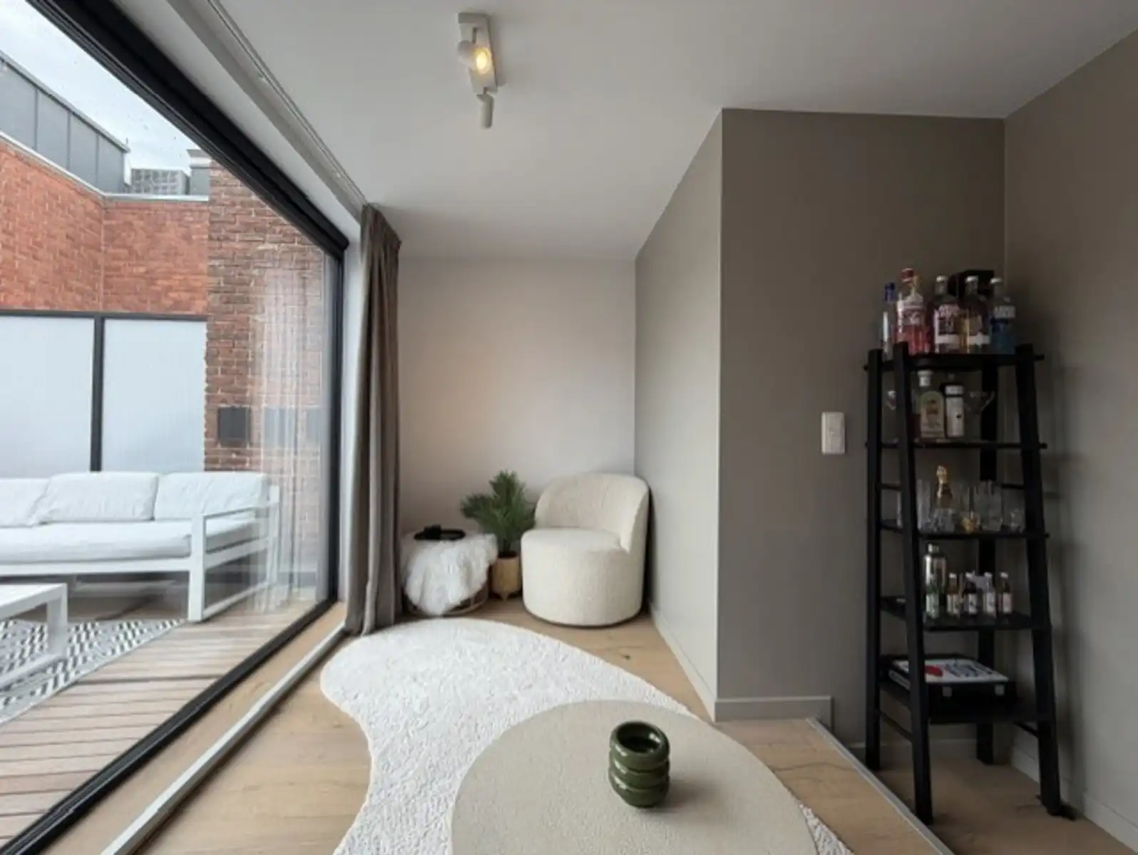 Gemeubelde duplex met airco en terras te huur voor 3 maanden foto 2