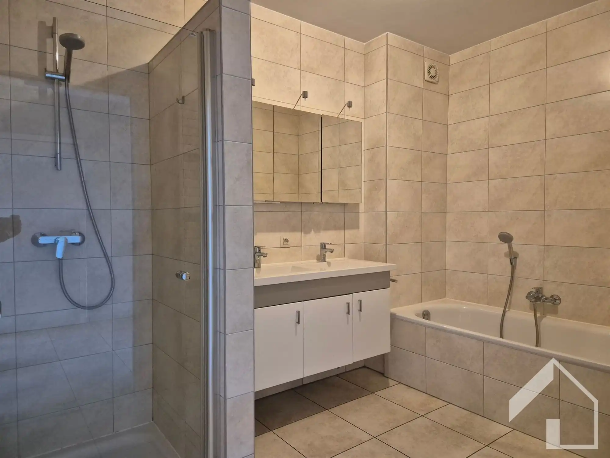 Ruim, energiezuinig appartement met 2 slaapkamers, terras, garage en lift!  foto 12