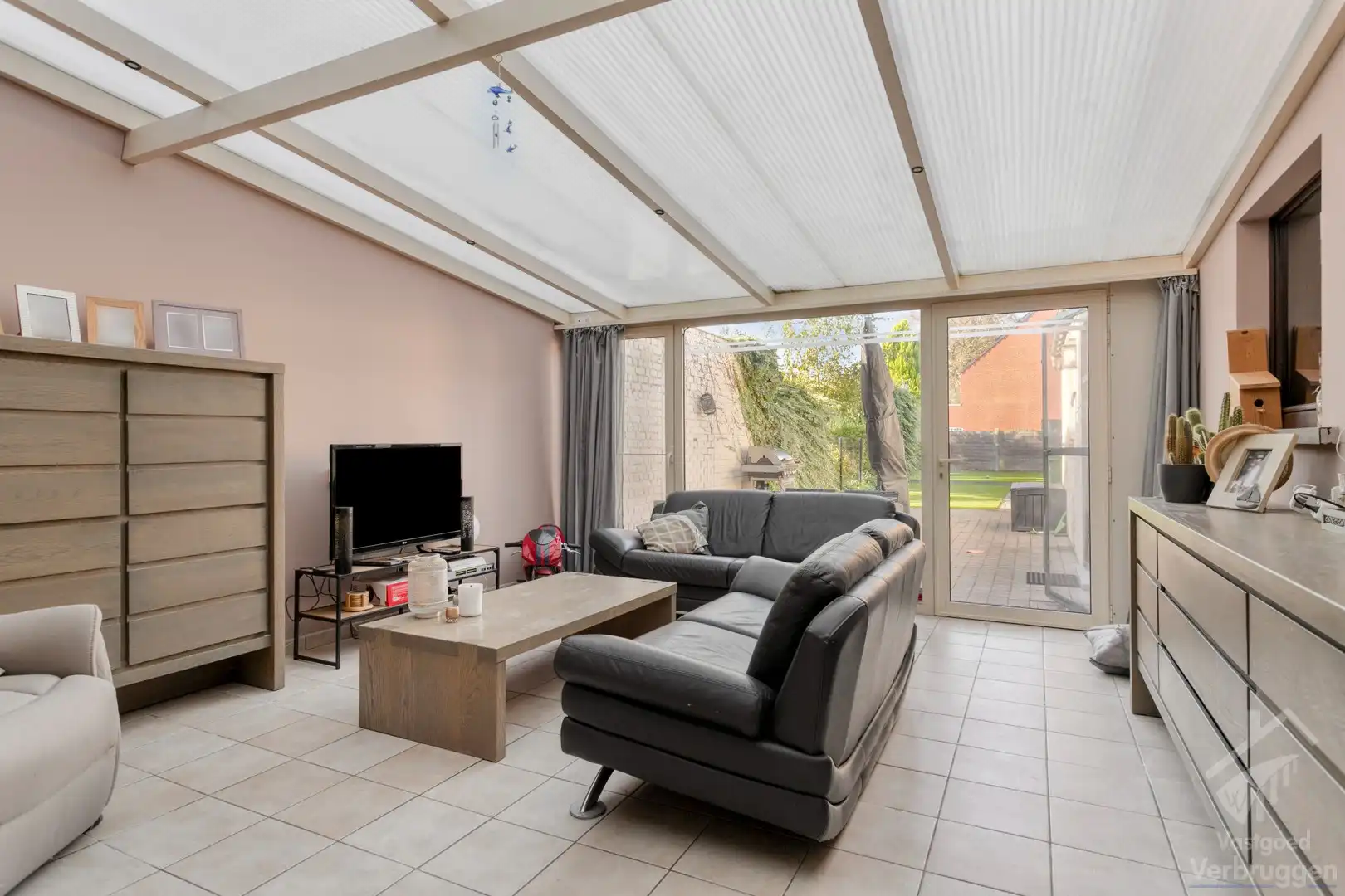 Ruime woning met 5 slaapkamers en 2 parkeerplaatsen foto 8
