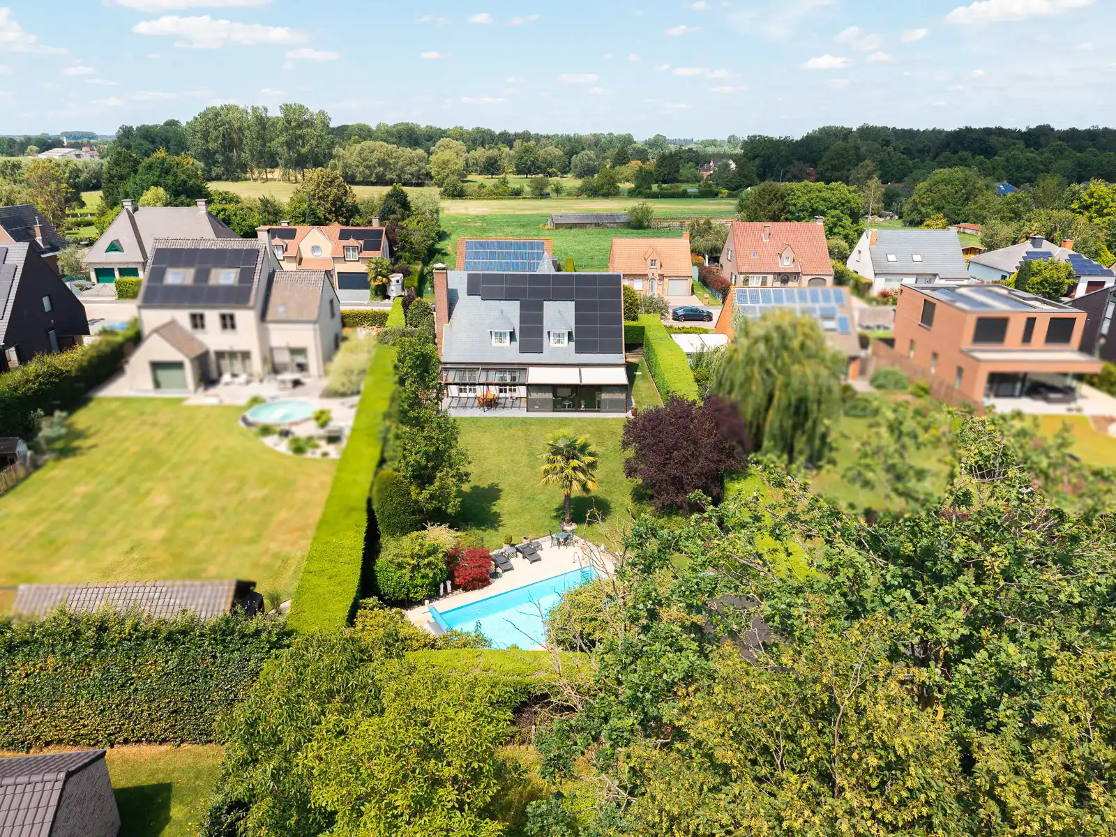 Rustig gelegen, charmante villa met riante tuin en zwembad foto 3
