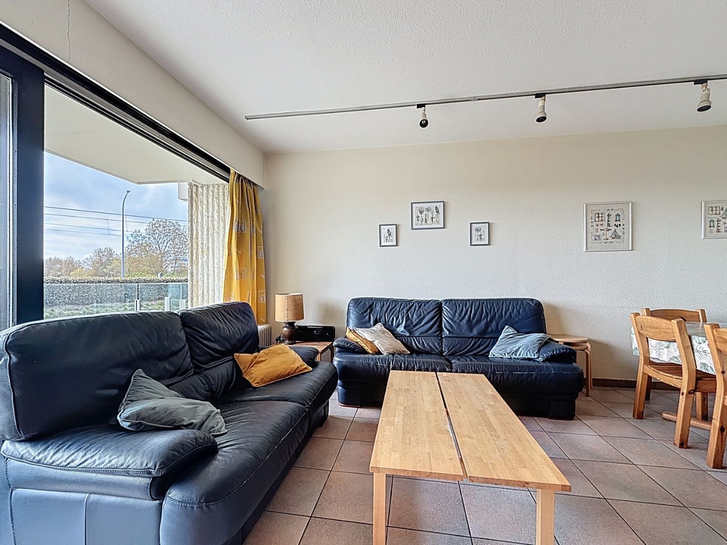 Op te frissen appartement type doorloper met 3 slaapkamers te Nieuwpoort-Bad met zicht op de duinen foto 3