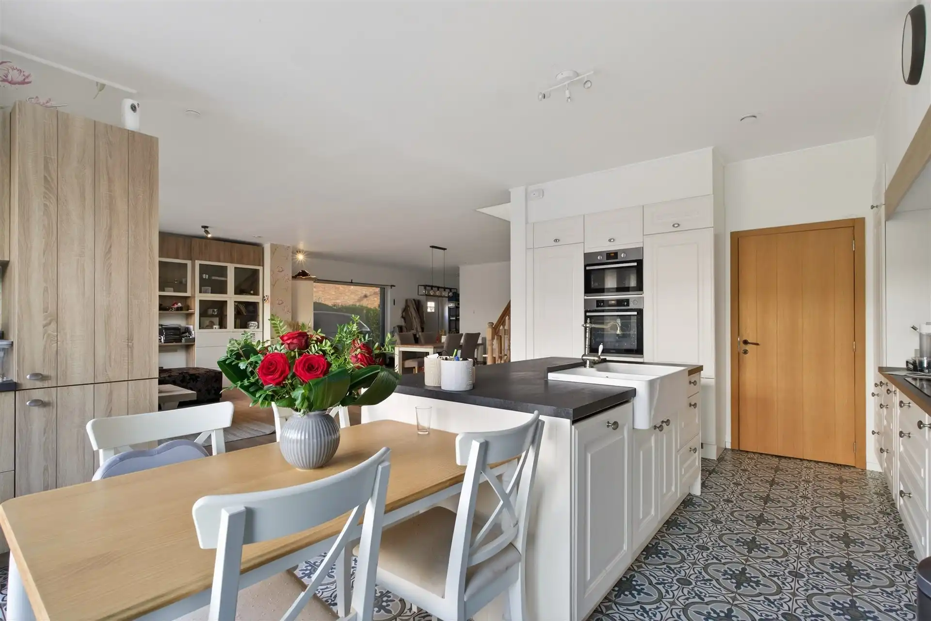 Recente handelszaak met heel ruime woonst op absolute topligging te Overmere. foto 15