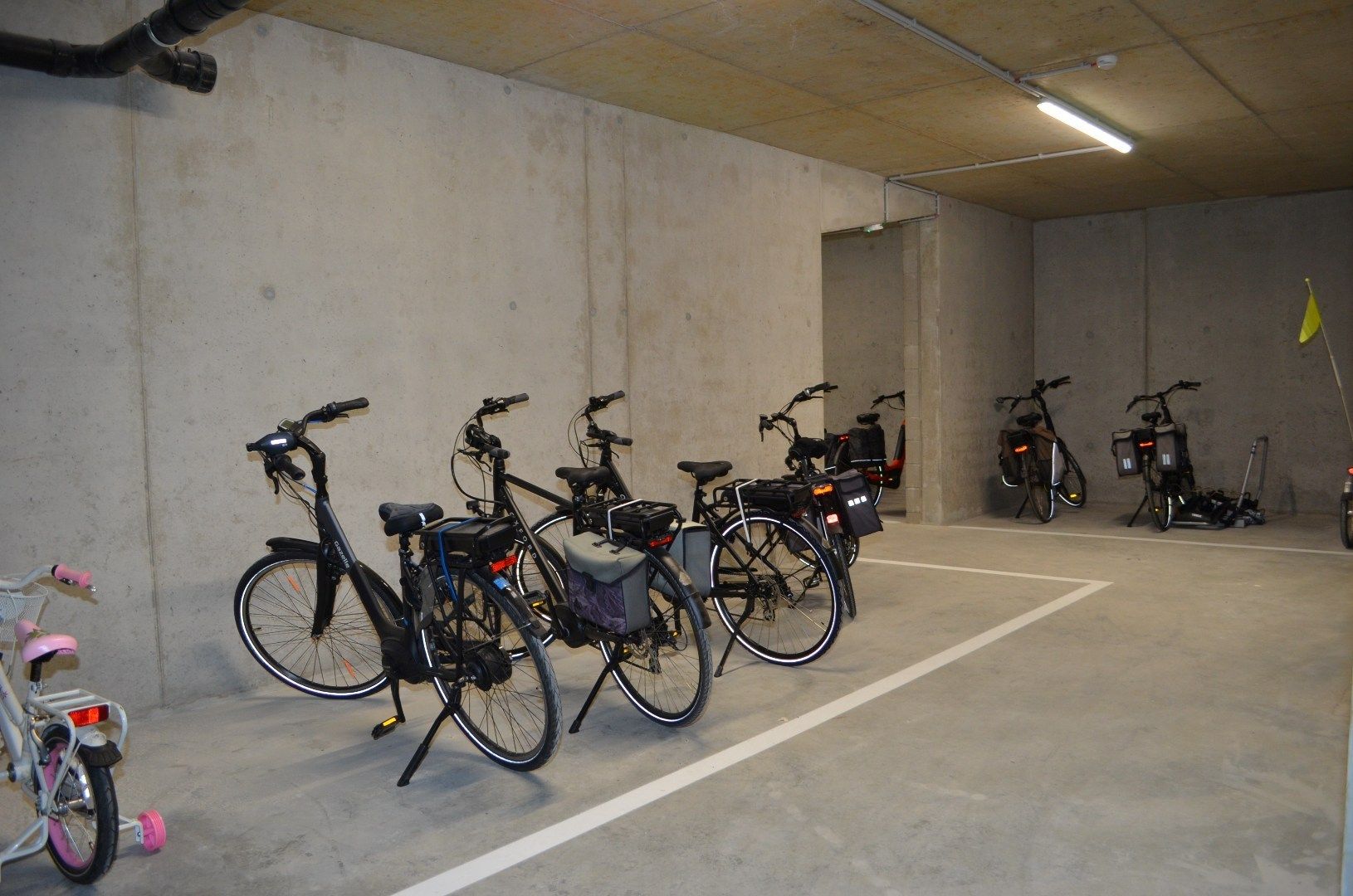 Wonen aan 't kanaal in Residentie Bakboord in een 2 slpk appartement met ruim terras.  Lift aanwezig. foto 17