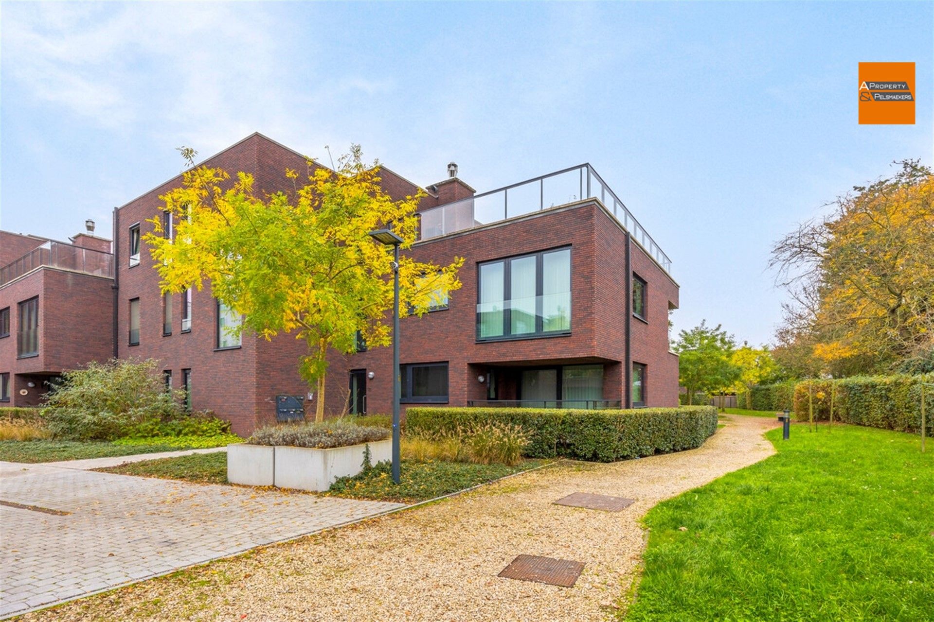 BOD AANVAARD Appartement met 2 slaapkamers en parkeerplaats foto 1