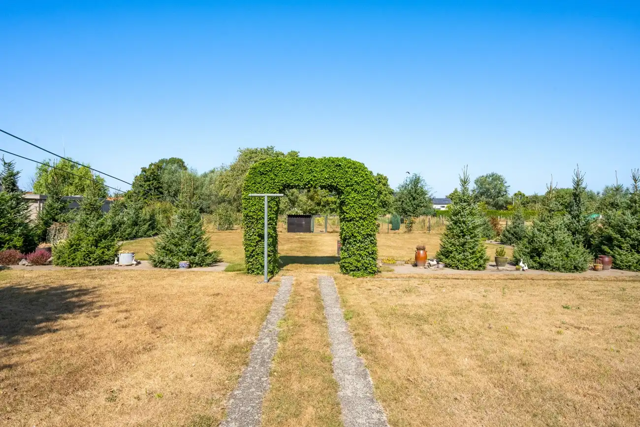 Degelijke te moderniseren open gelijkvloerse woning met inpandige garage én ruime afzonderlijke garage en een grote zonnige tuin in het centrum van Doorslaar! foto 23