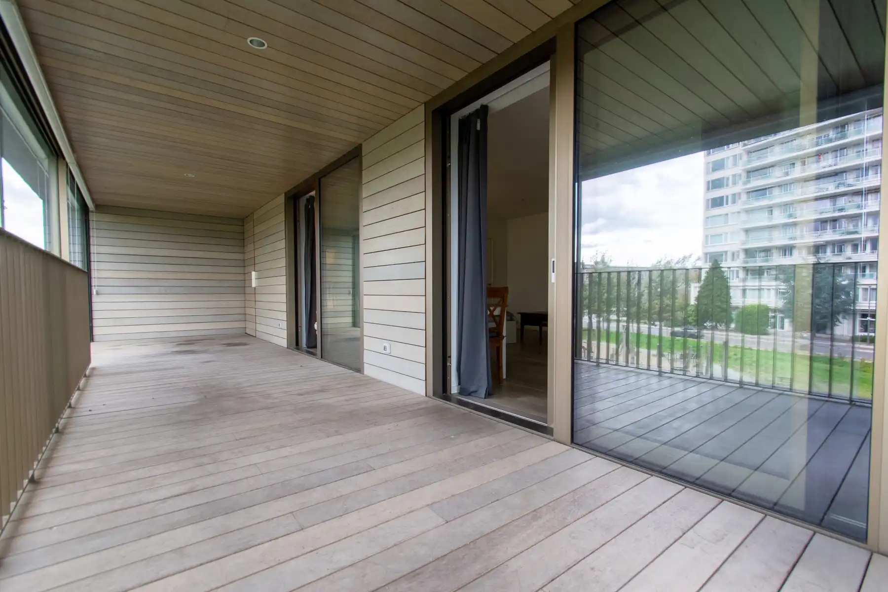 Ongemeubelde studio met prachtig terrras foto 12