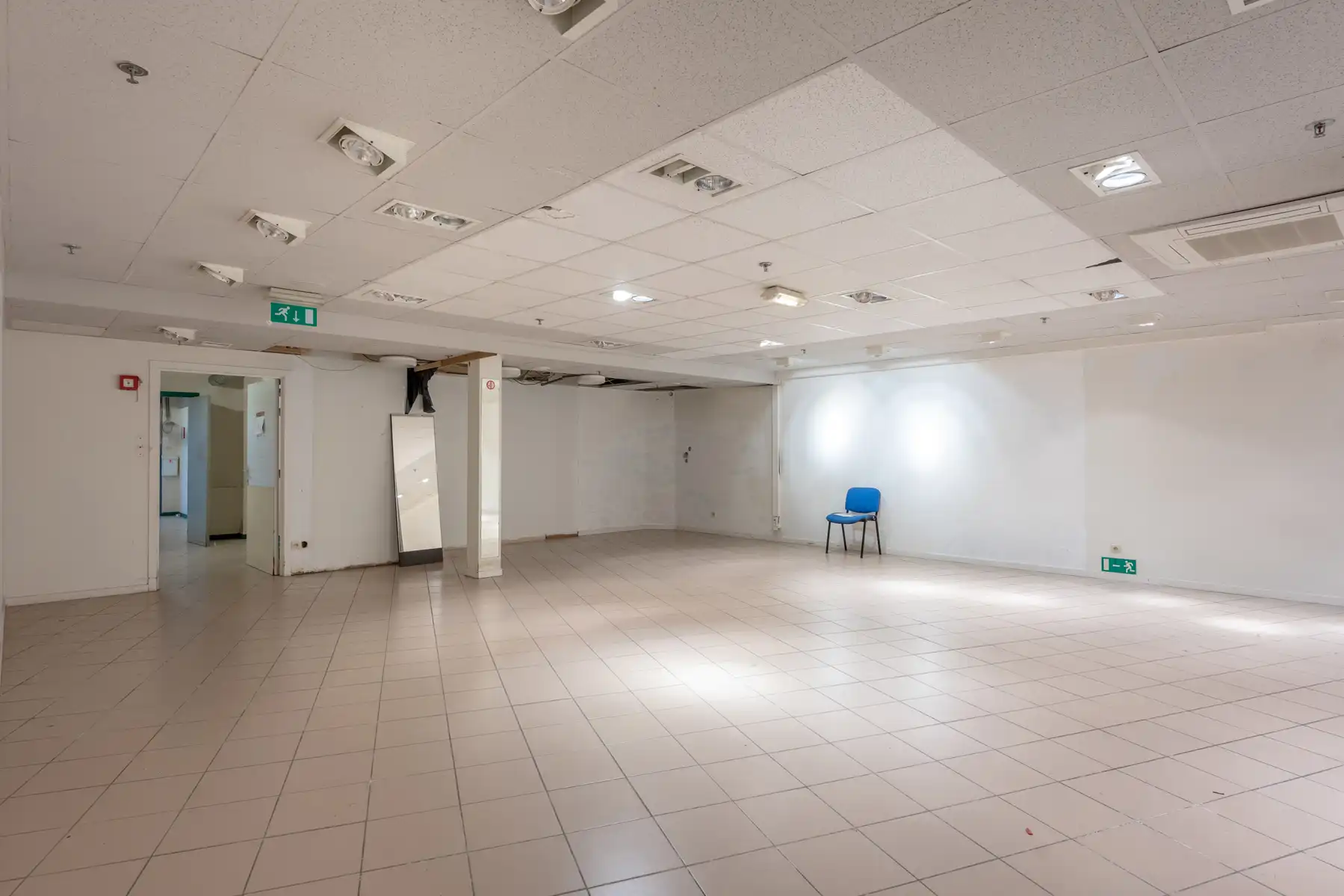 Commercieel gelijkvloers vlakbij de ingang in shoppingcenter de Promenade! foto 6