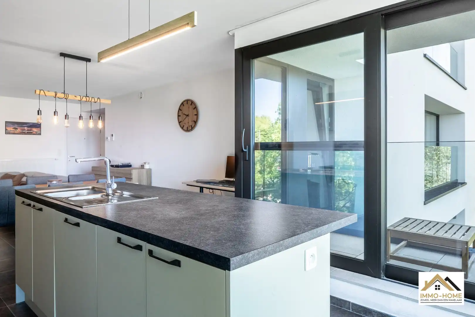 Instapklaar modern appartement met autostaanplaats foto 6