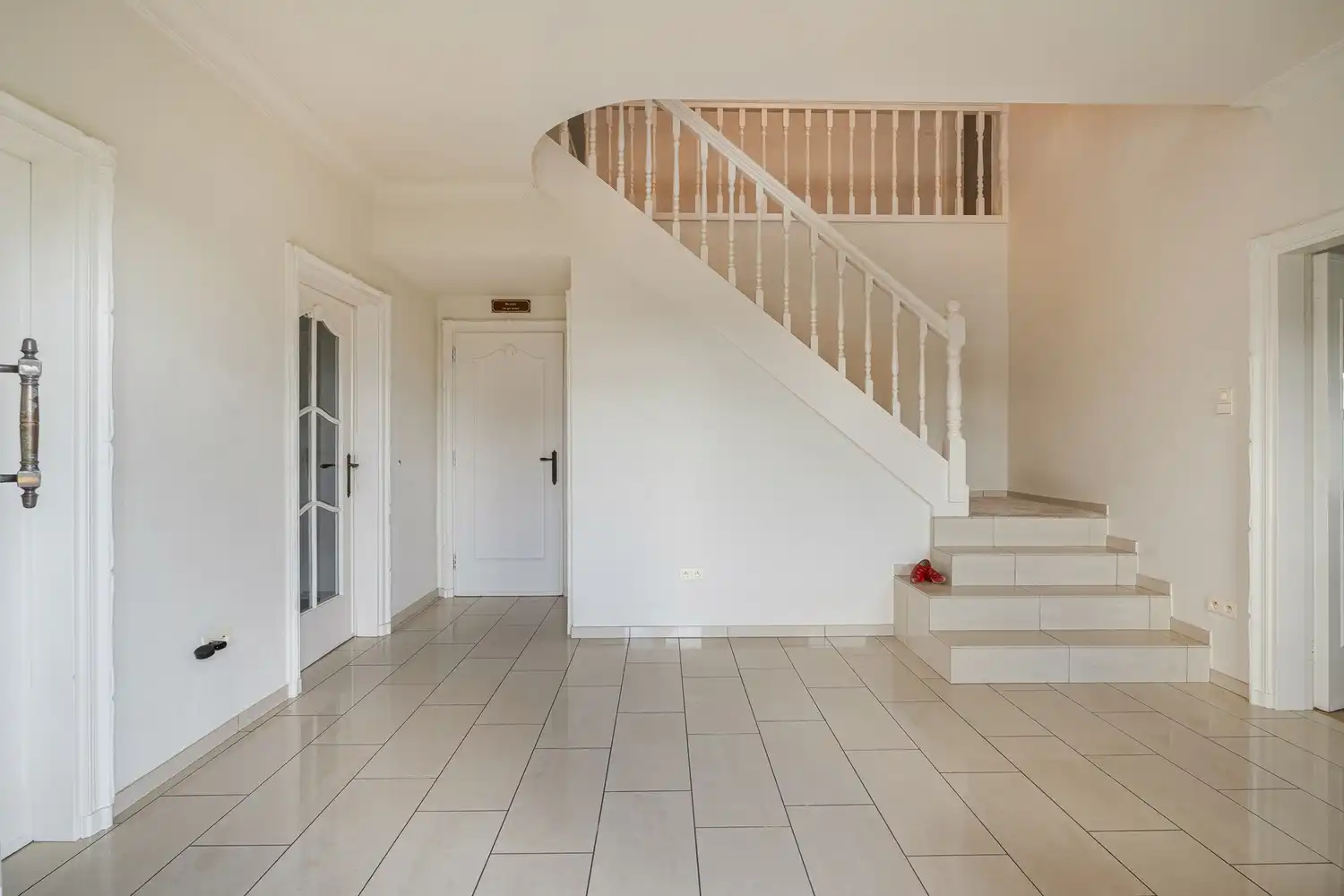 Verrassend ruime villa met 5 slaapkamers, praktijkruimte, zwembad en eindeloze mogelijkheden foto 5