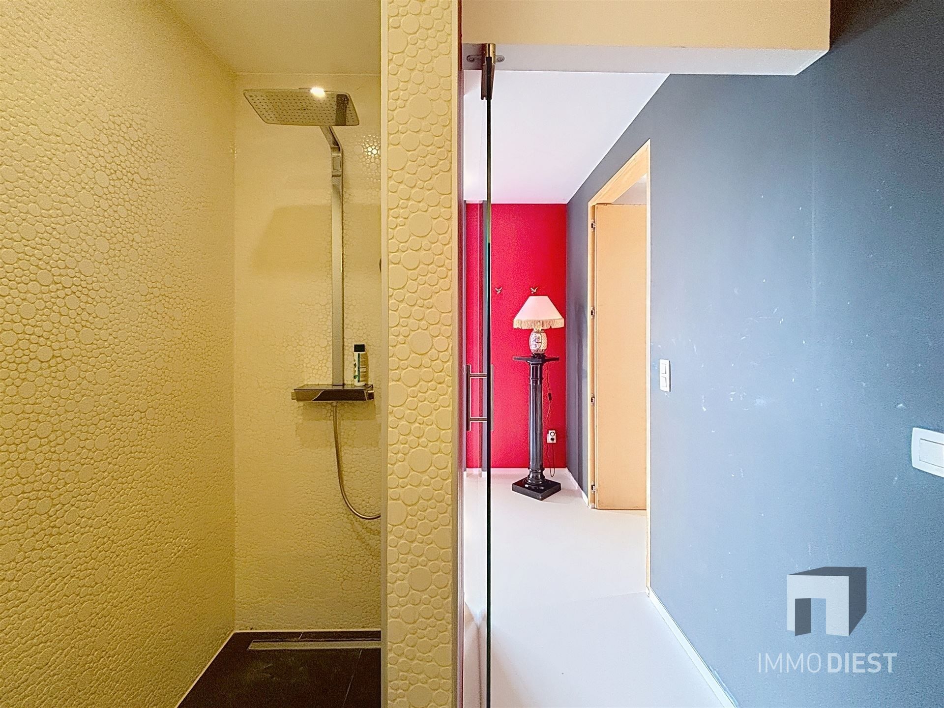 Moderne en strakke villa met veel lichtinval foto 30