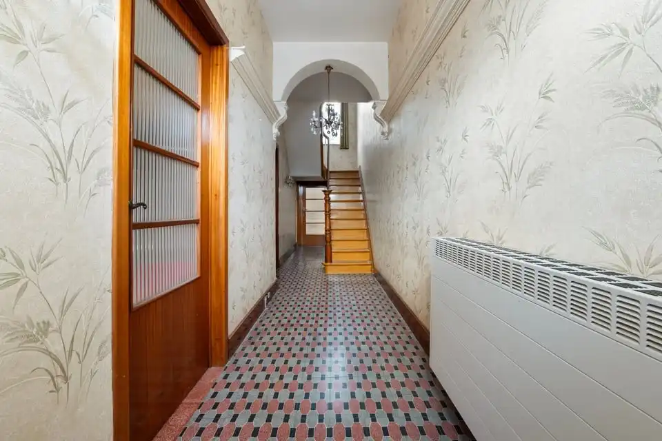 Ruime renovatiewoning met veel potentieel foto 2