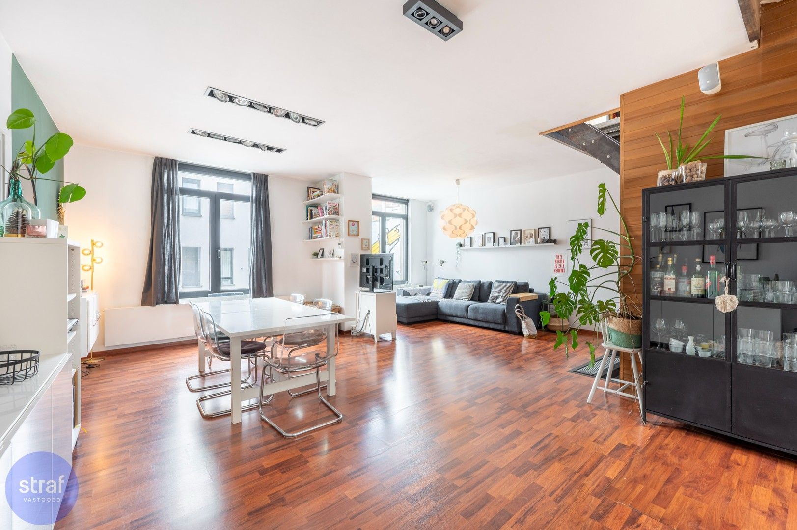Twee terrassen, vier slaapkamers & tonnen karakter foto {{pictureIndex}}