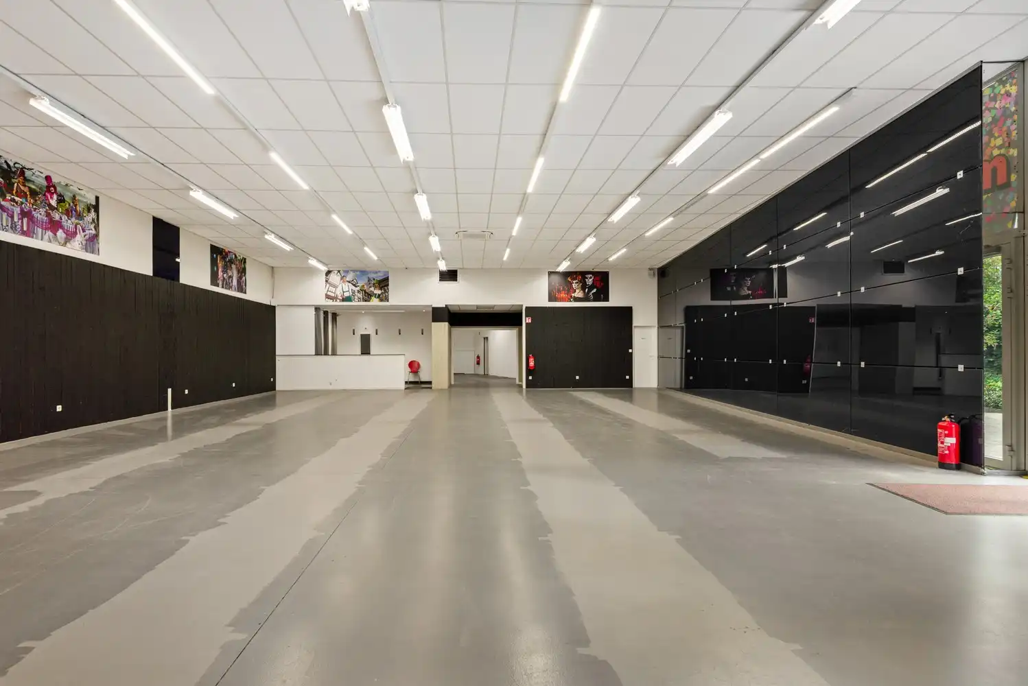 Handelspand met ruime showroom en parking op commerciële ligging te Kontich foto 2
