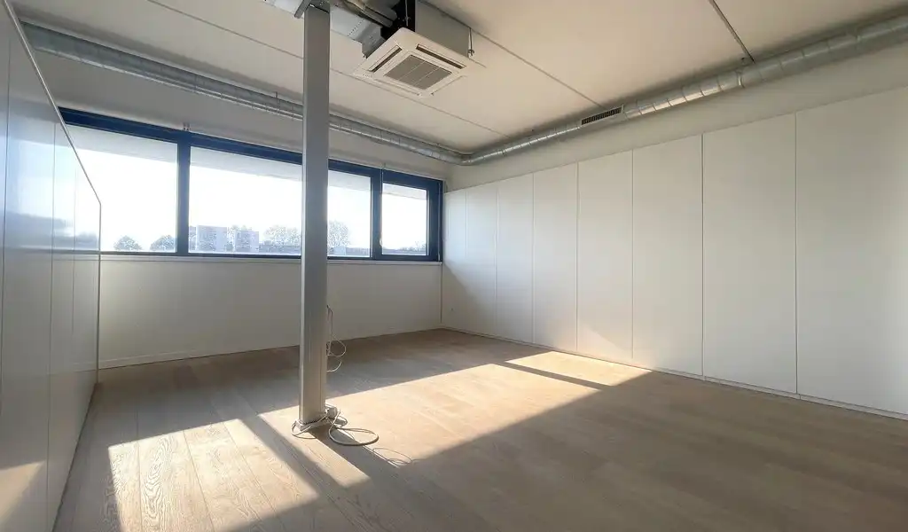 Modern afgewerkte kantoorruimte te huur in Burcht foto 12