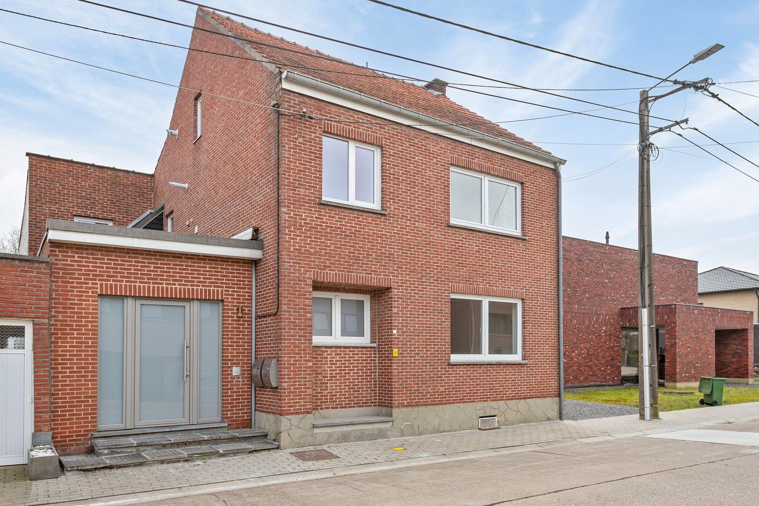 Volledig vernieuwd appartementsgebouw met twee drie slaapkamer appartementen met tuin. foto 1