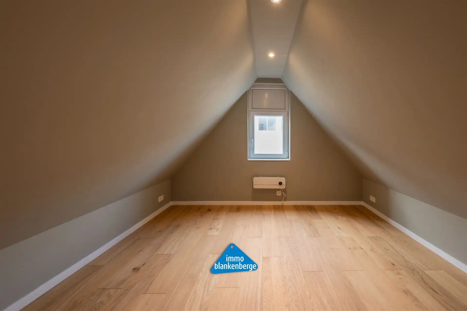 Volledig gerenoveerd duplexappartement nabij het Stationsplein en de Zeedijk foto 10