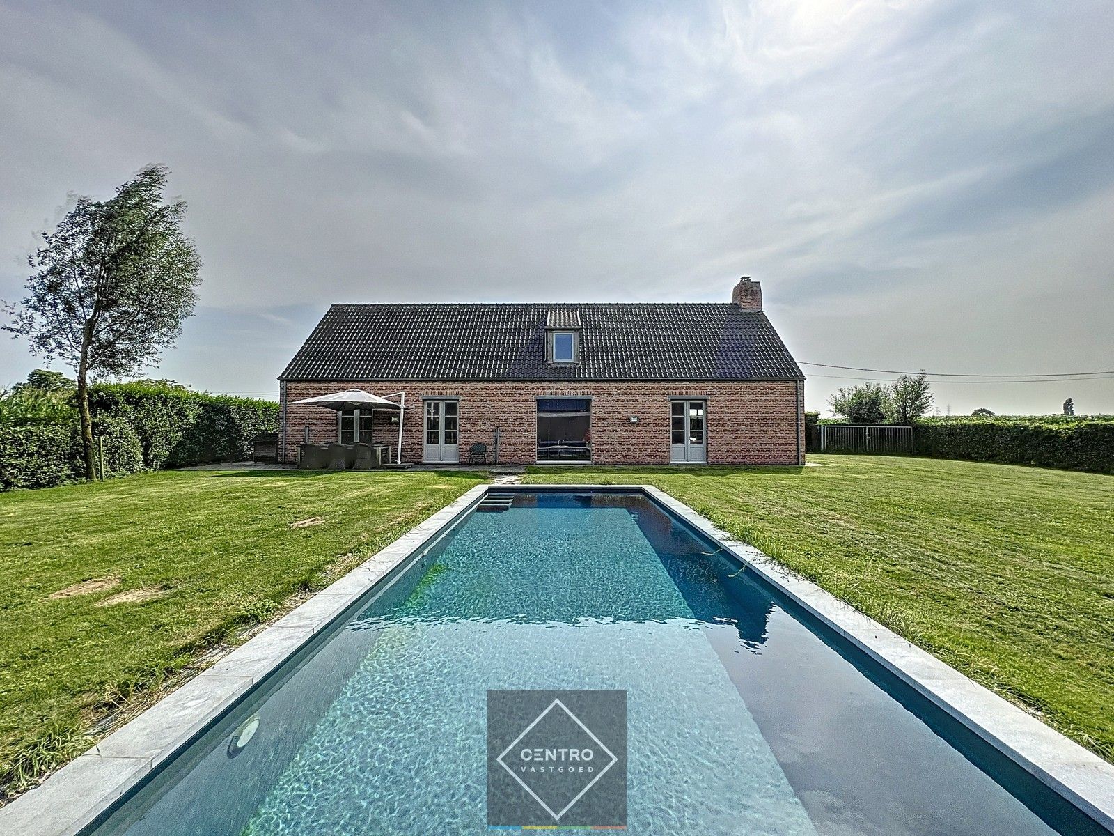 Prachtige LANDELIJKE VILLA in pastorijstijl (EPC-score B) met zwembad en weide achteraan op een perceel van 2.730m² te IZEGEM ! foto 15