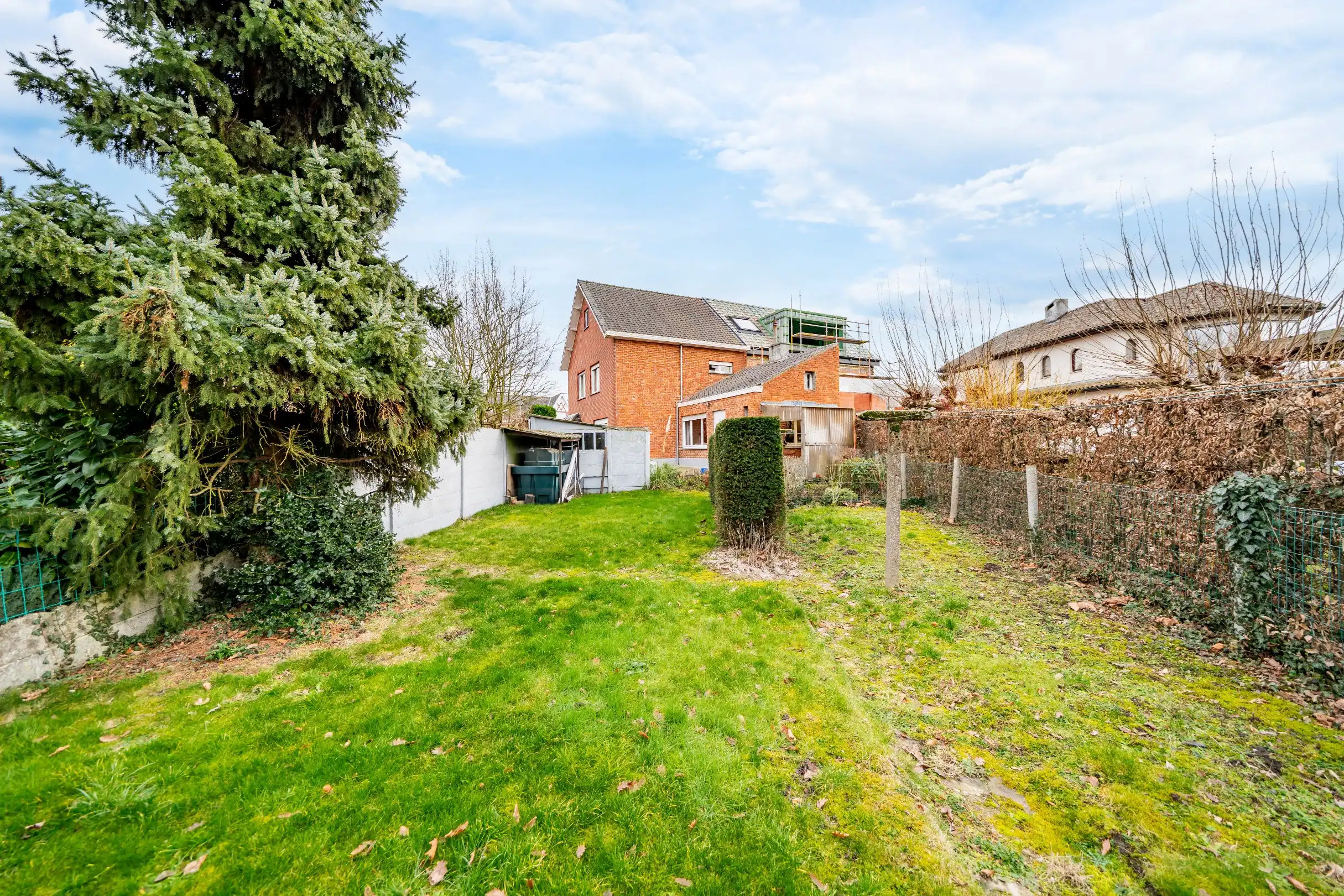 Halfopen bebouwing met 3 slaapkamers, tuin en garage. foto 2