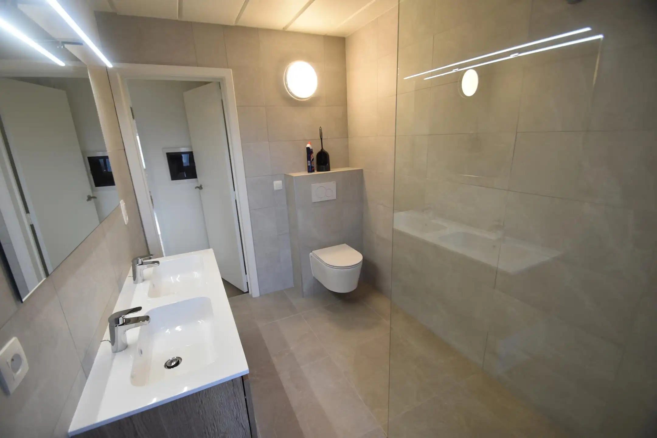 Gerenoveerd 2-slaapkamerappartement met terras (6,5 m²) en balkon,  bergzolder, autostaanplaats en private berging 6,5 m² en 16 m² foto 5