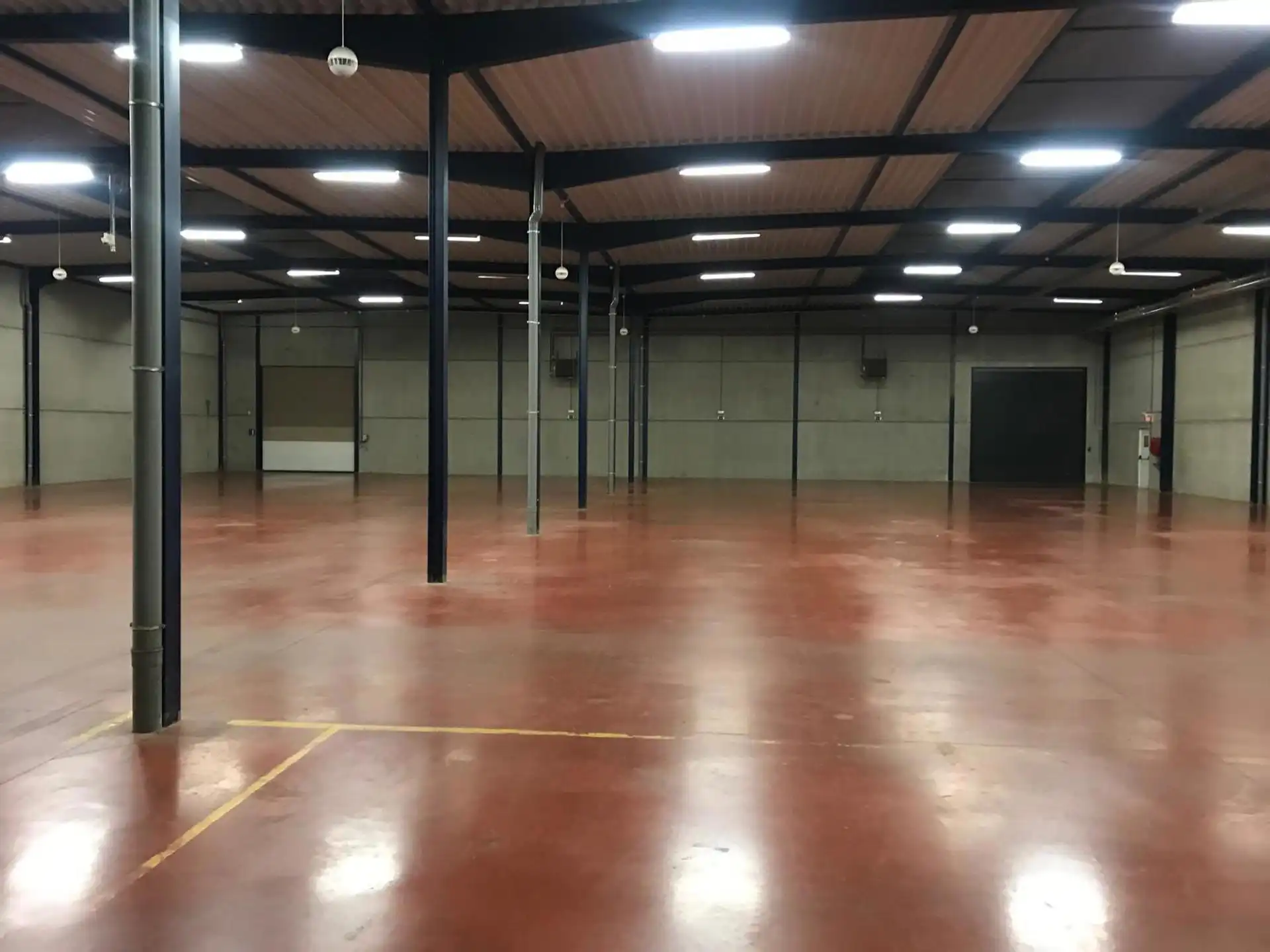 Magazijn 3.024m² met kantoor 432m² te huur foto 9