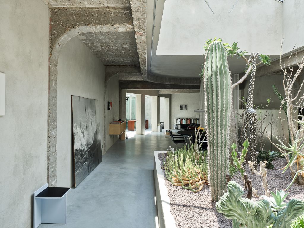 Uniqum - Architectuur tot op haar essentie. Een bijzonder doordacht brutalistisch appartement met tuin op een gegeerde locatie nabij het Sint-Pietersstation. foto 7