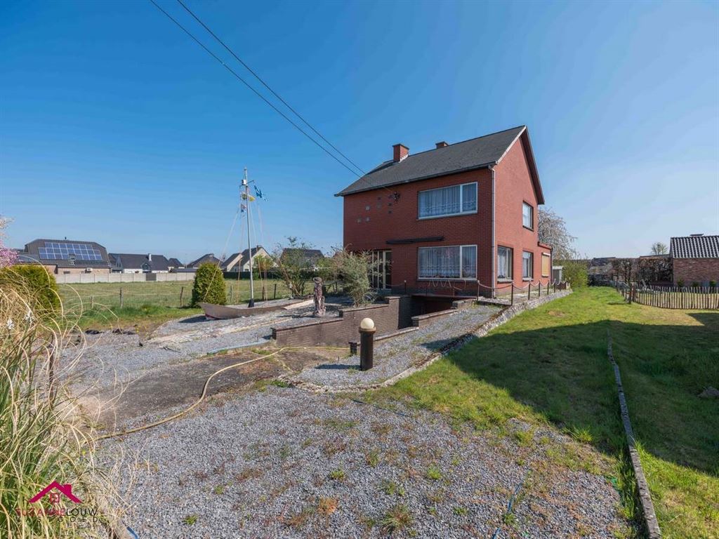 Vrijstaande woning, te renoveren naar eigen smaak en wensen foto 3