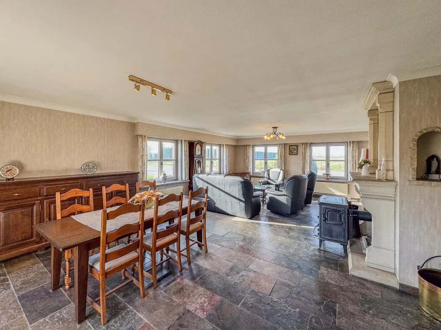 Ruime villa met 3 slaapkamers, ruime garage en tuin. foto 2