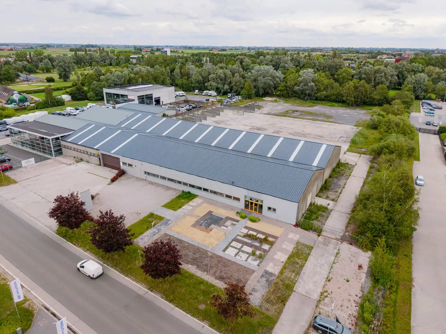 Industriegrond van 14.768 m² met bedrijfsgebouw van 3.025 m² te koop foto {{pictureIndex}}