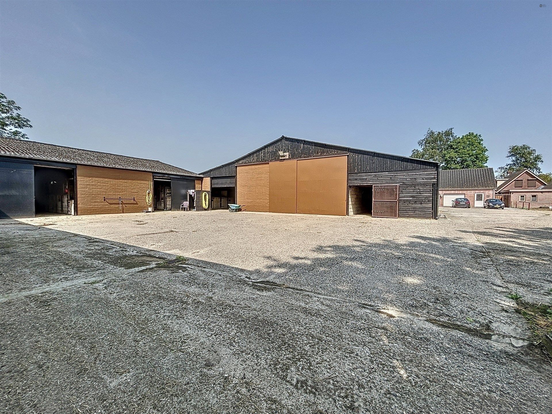 PRACHTIG GELEGEN HOEVE met bijgebouw, paardenstallen, binnenpiste en weiden op 18.385m² foto 2