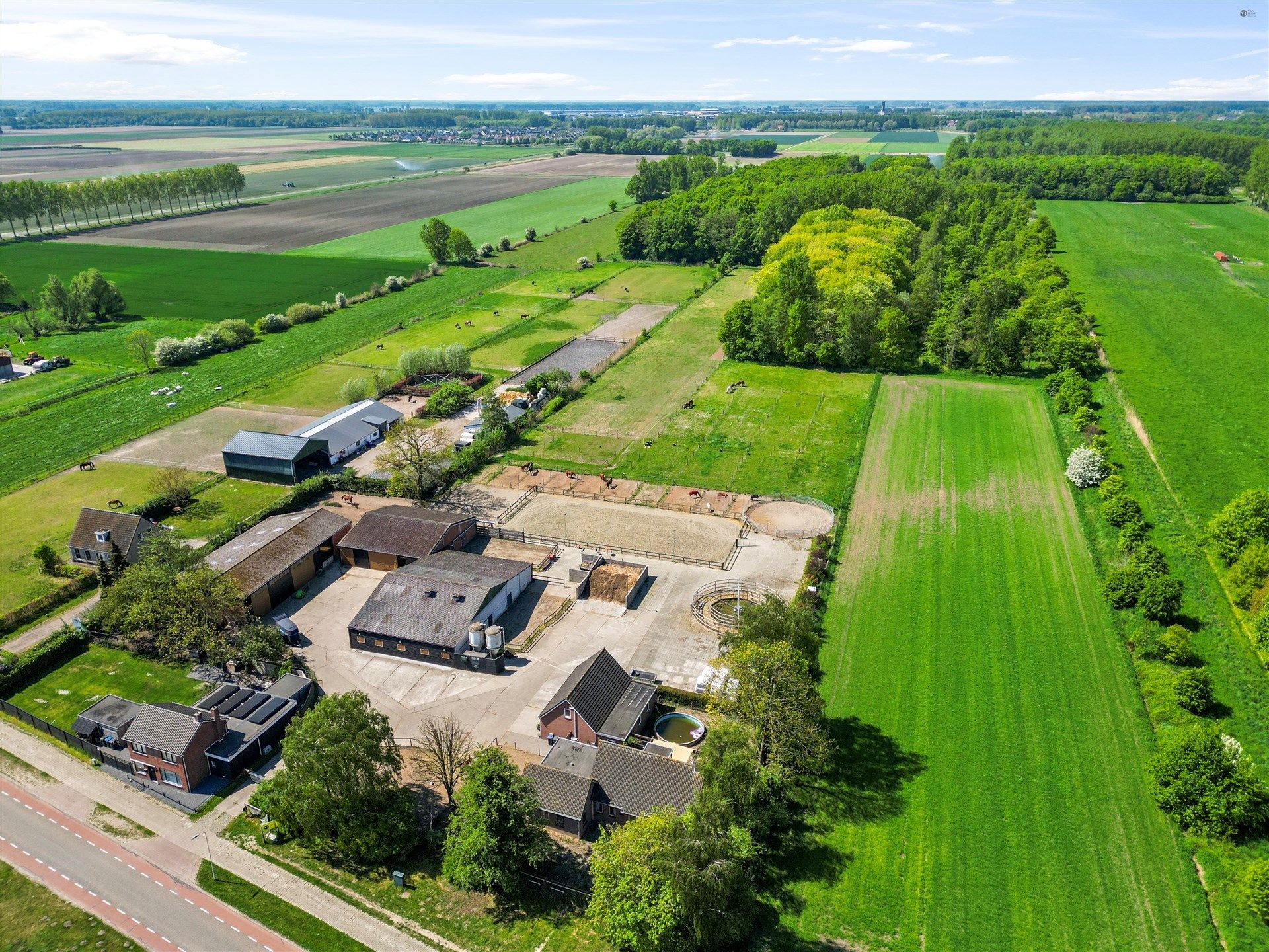 Paardenaccomodatie met woning op ca 1,8 ha foto 2