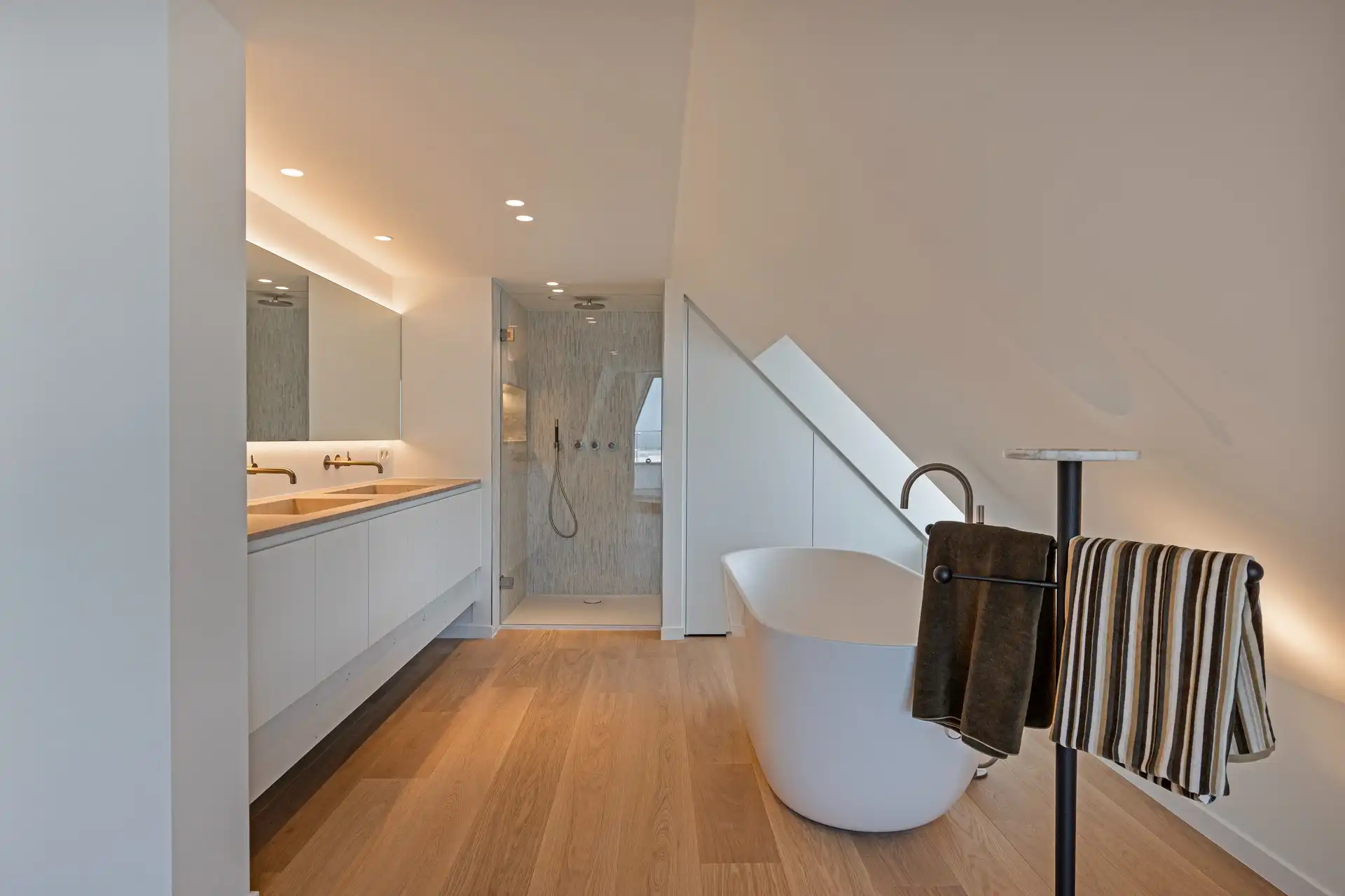 Exclusieve, volledig gerenoveerde hoekvilla met adembenemend zeezicht aan de Zeedijk. foto 27