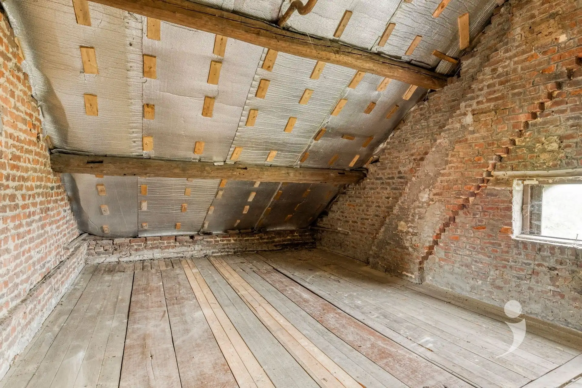 Ruime te renoveren woning met vergezicht foto 19