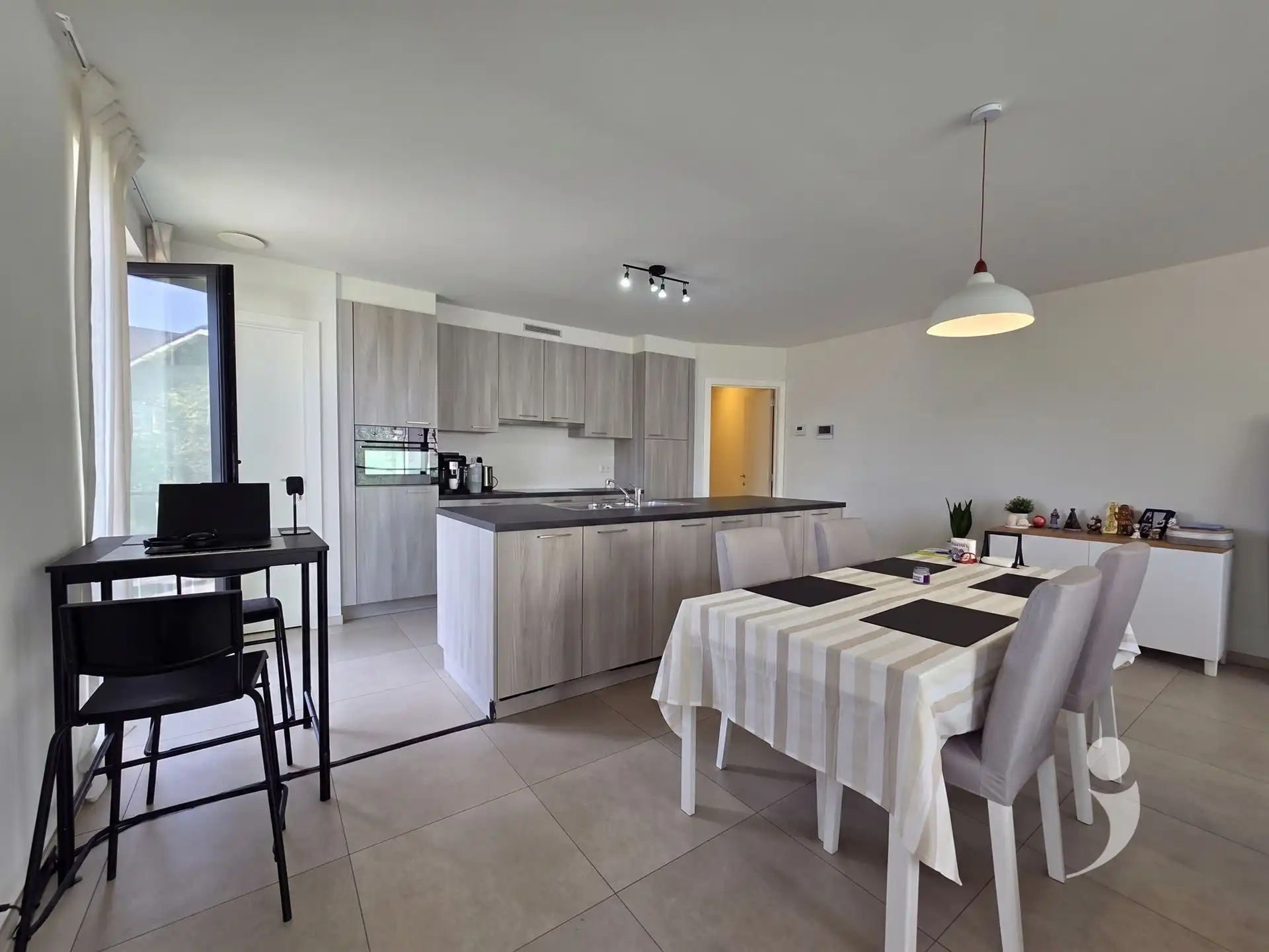 Zeer ruim en duurzaam appartement met 3 kamers en 1 staanplaats foto 4