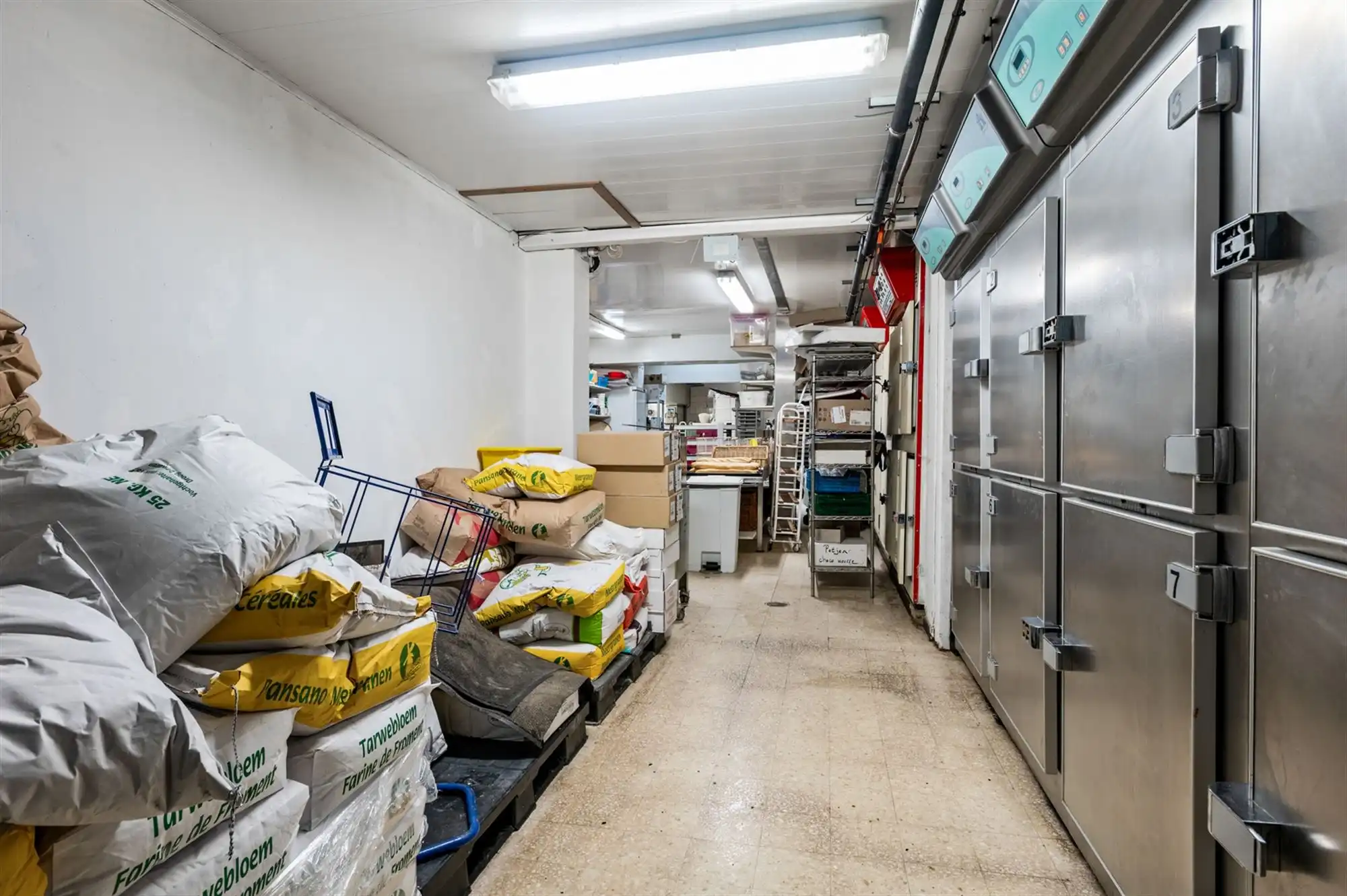 Opbrengsteigendom in handelshart van Merksem aan het plein! foto 24