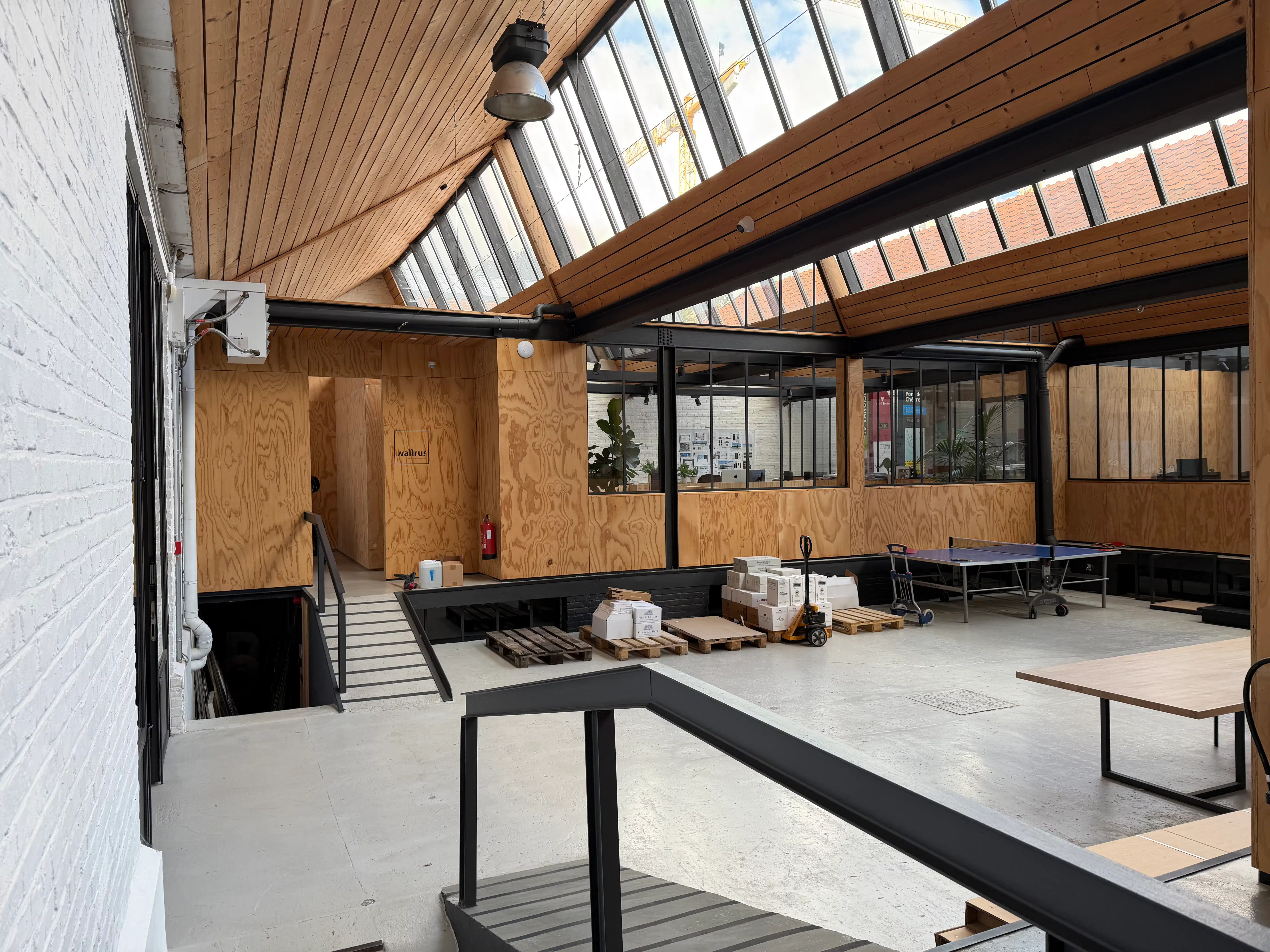 Industrieel kantoor in coworking setting foto 7