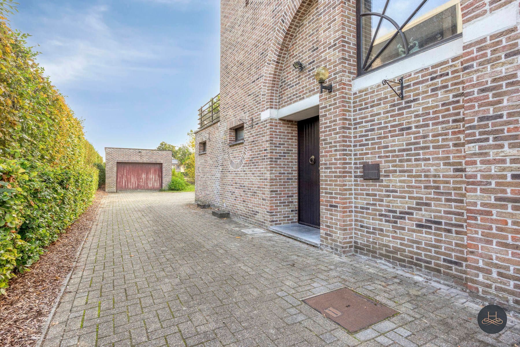 Ruime woning met handelsruimte en veel potentieel foto 2