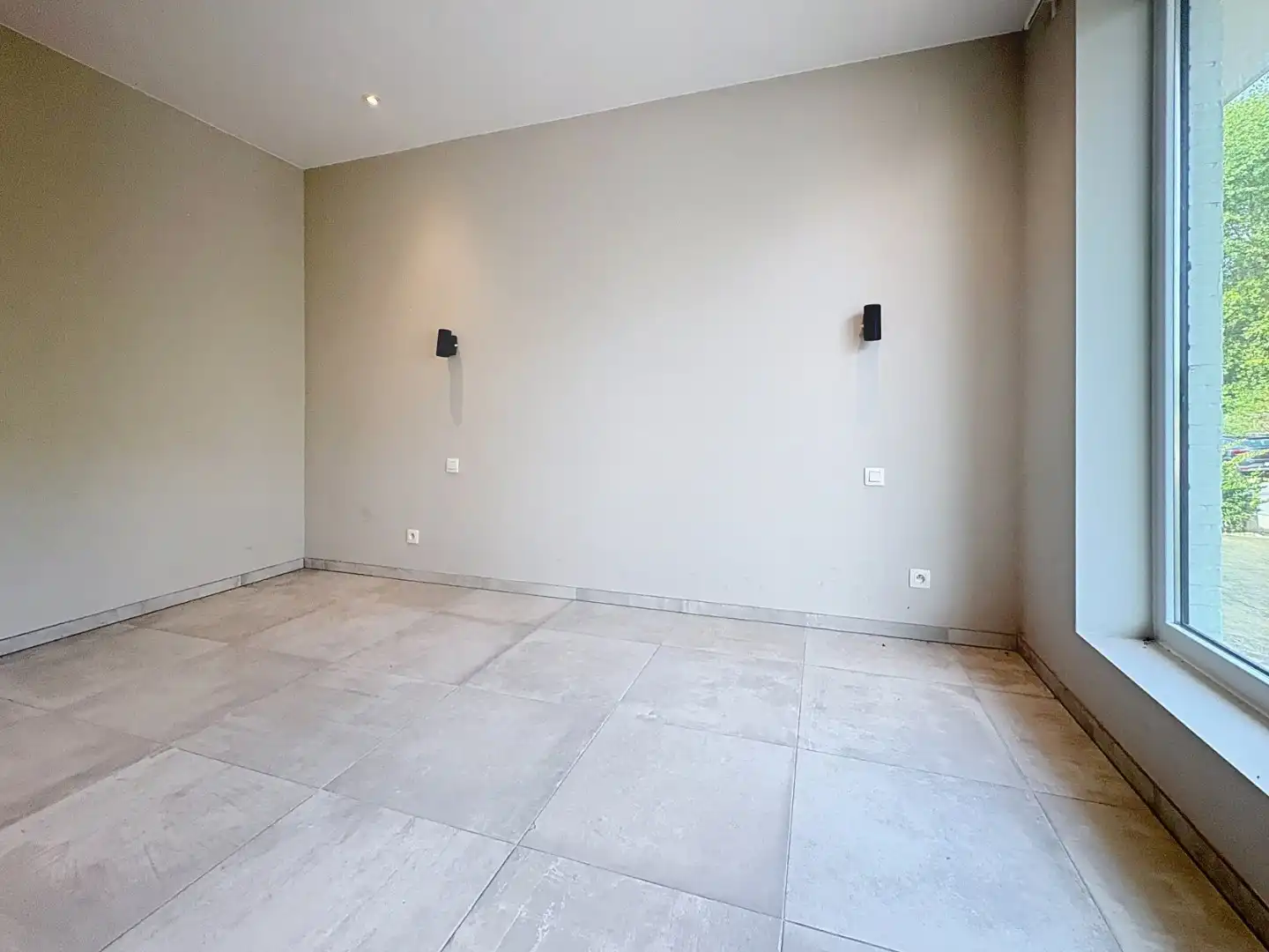 Handelspand met 1 slaapkamerappartement en garage foto 16
