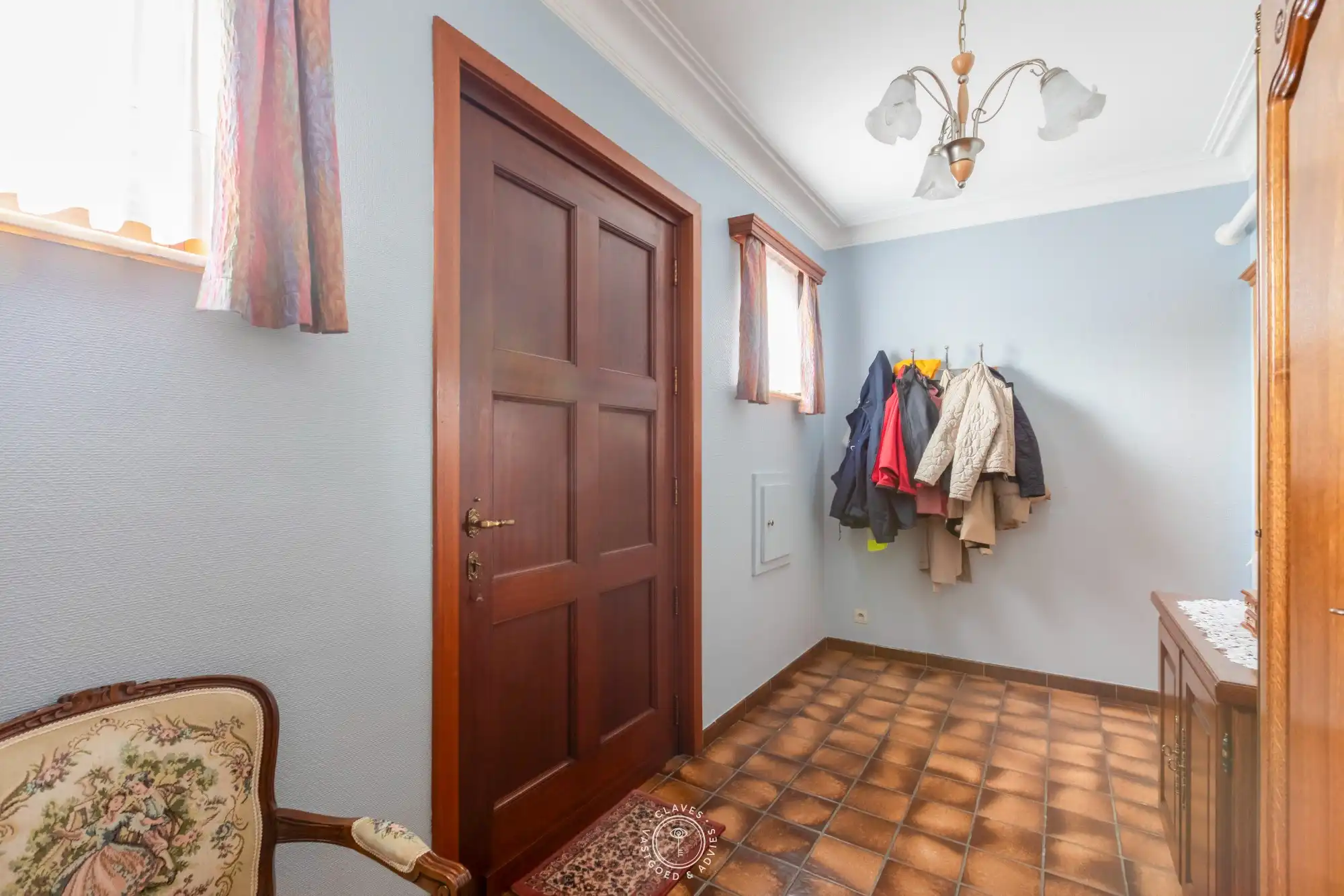 Charmante en ruime woning met 4 slaapkamers en 3 garages foto 8