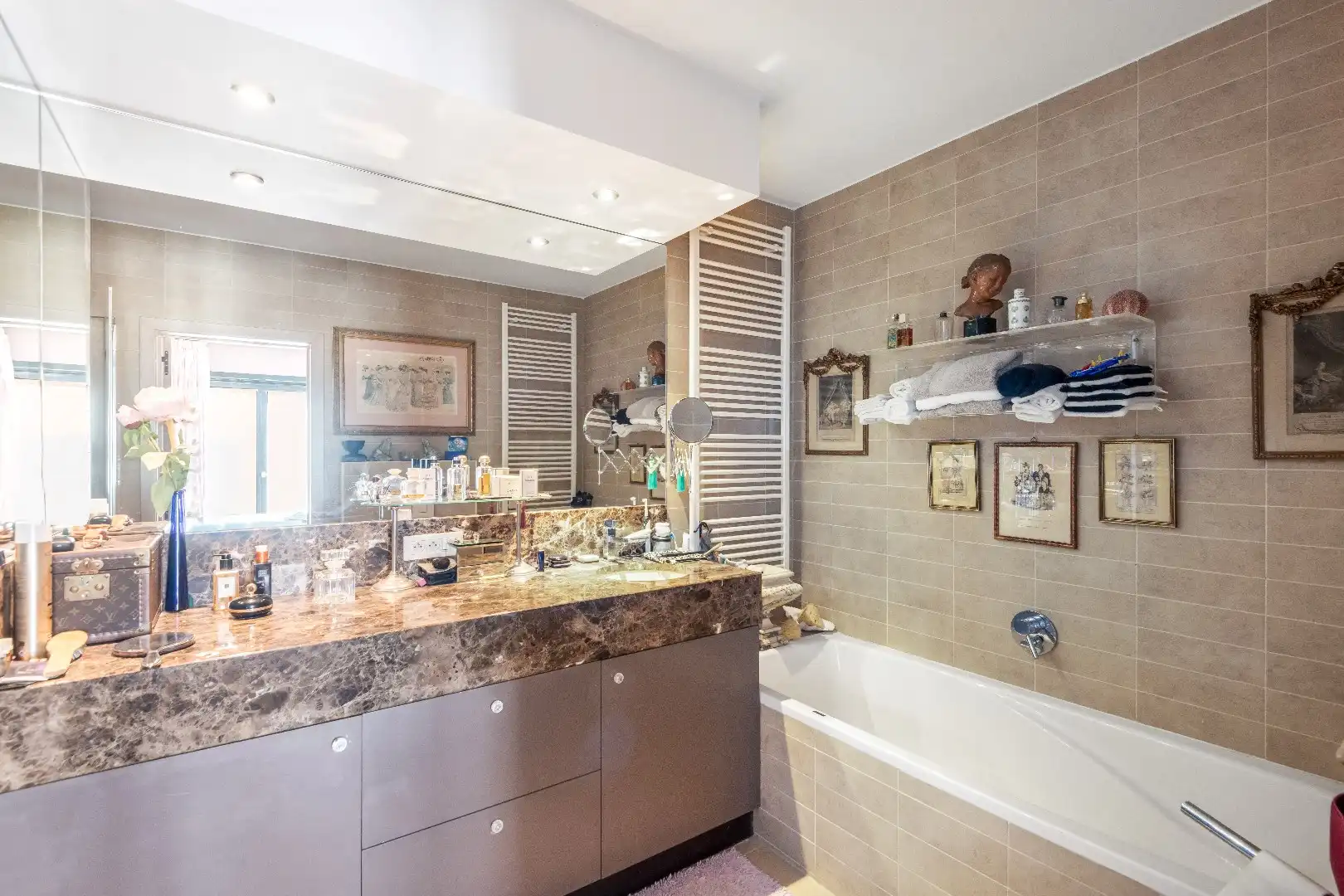 Ruim appartement (ca. 180m²) met een gevelbreedte van meer dan 13 meter, rustig gelegen, in het centrum tegenover de H. Hartkerk. foto 14