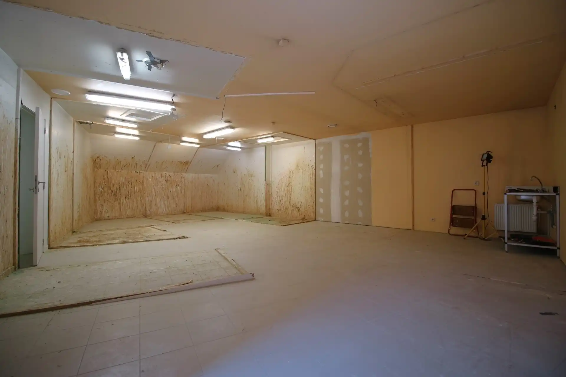 Ruim te renoveren handelspand met woning foto 15