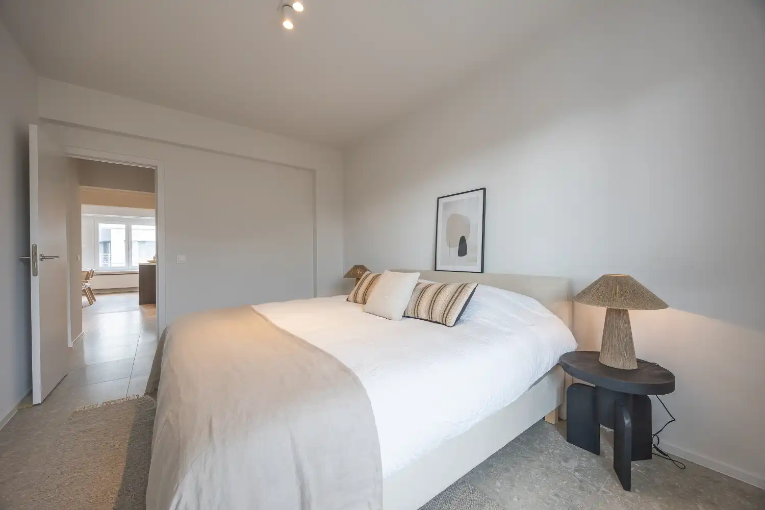 Gerenoveerd drie slaapkamer appartement met open zicht! foto 12