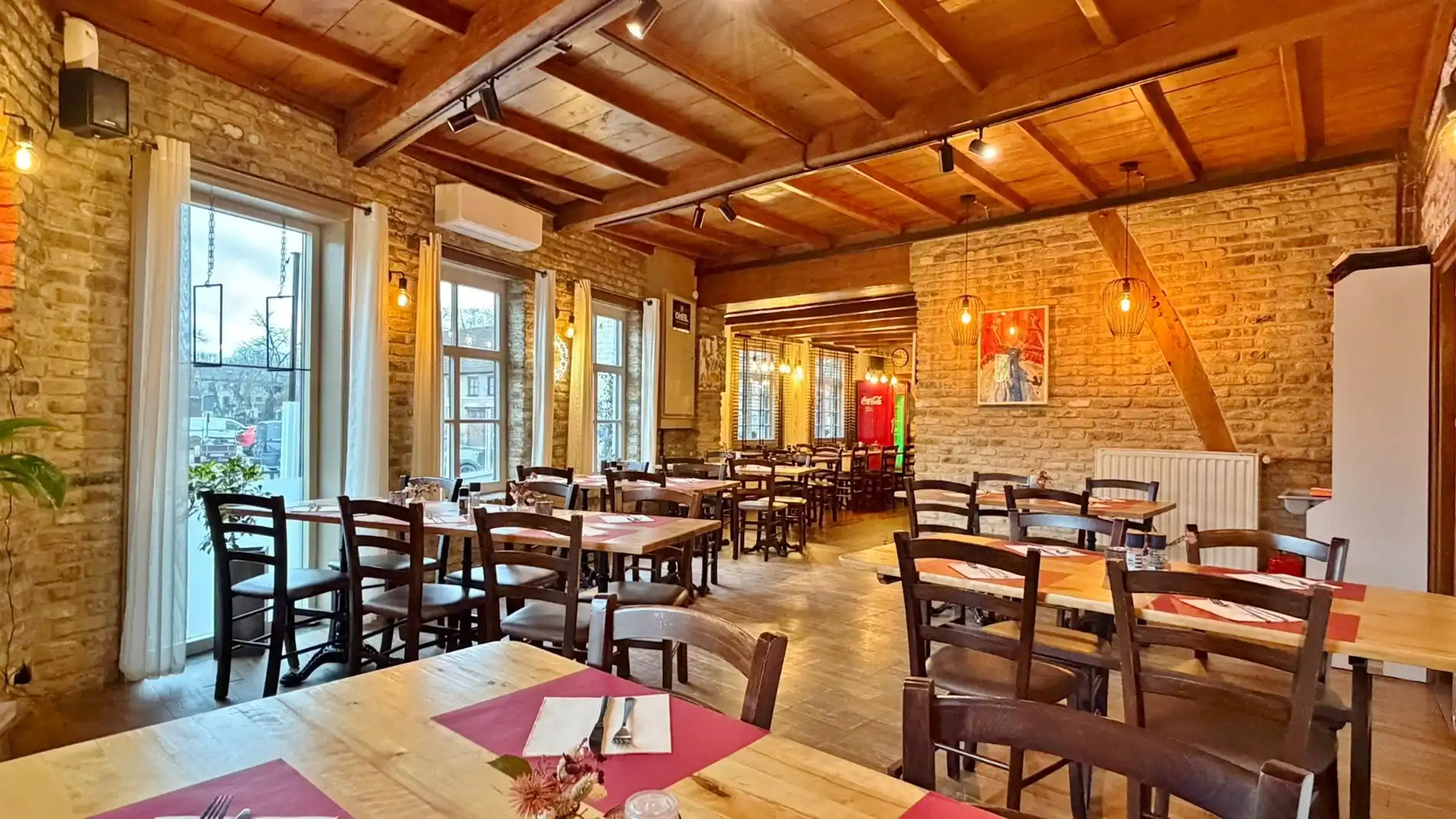 Unieke kans: Instapklaar restaurant met woonst in hartje Watou foto {{pictureIndex}}