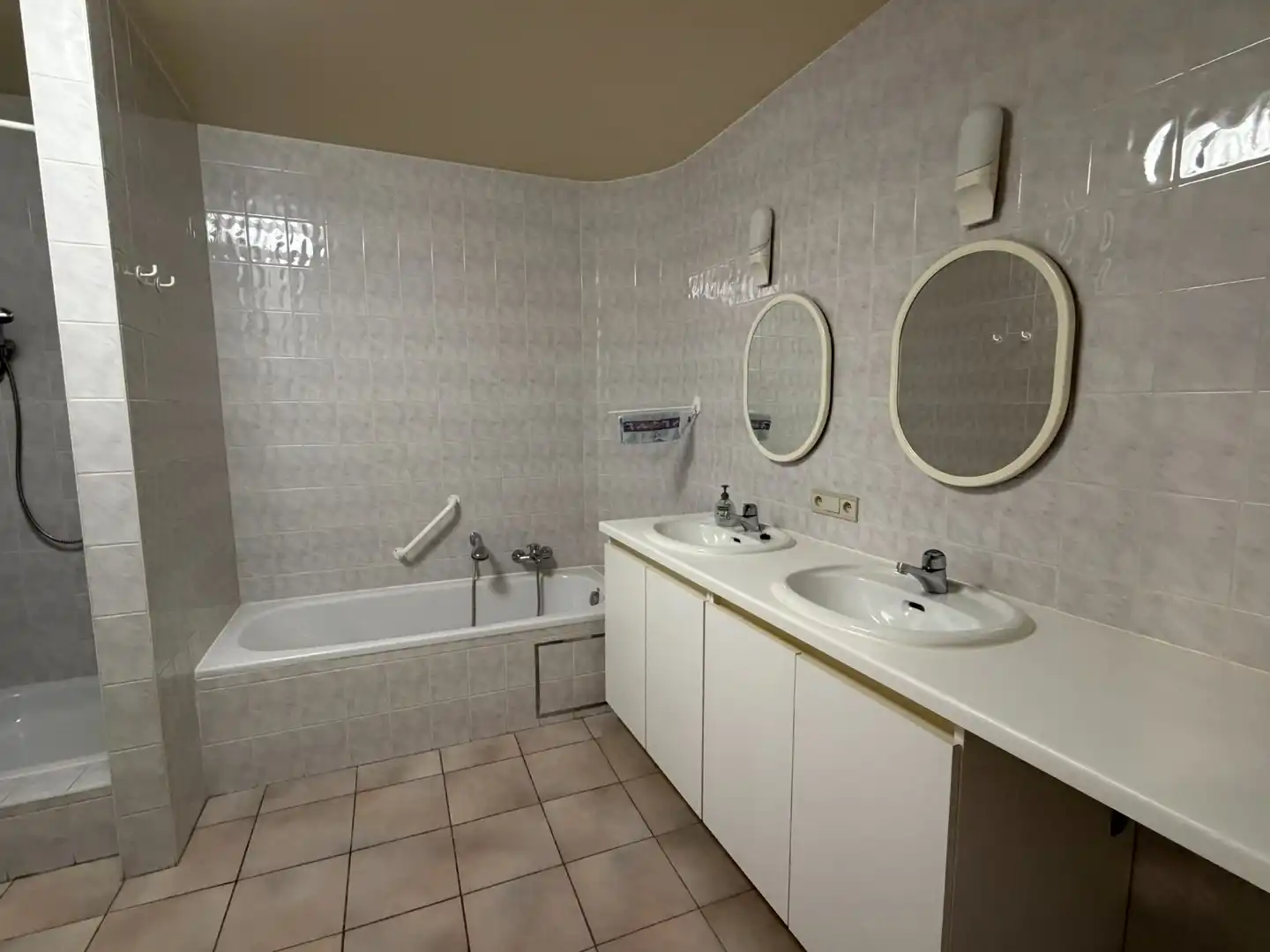 Appartement met 2 slaapkamers in centrum Halle foto 5