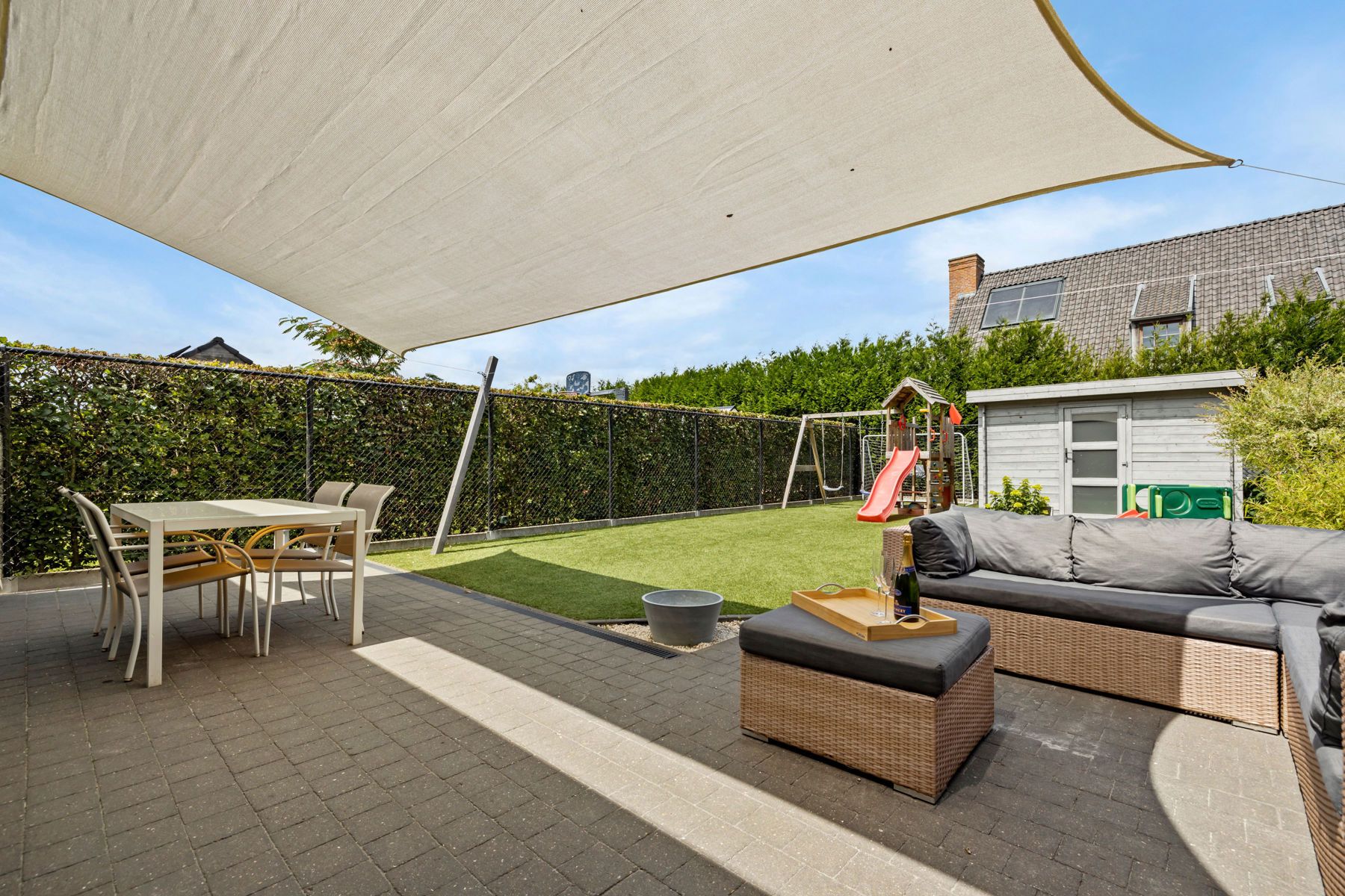 Energiezuinige woning met garage, zonnepanelen en airco foto 2