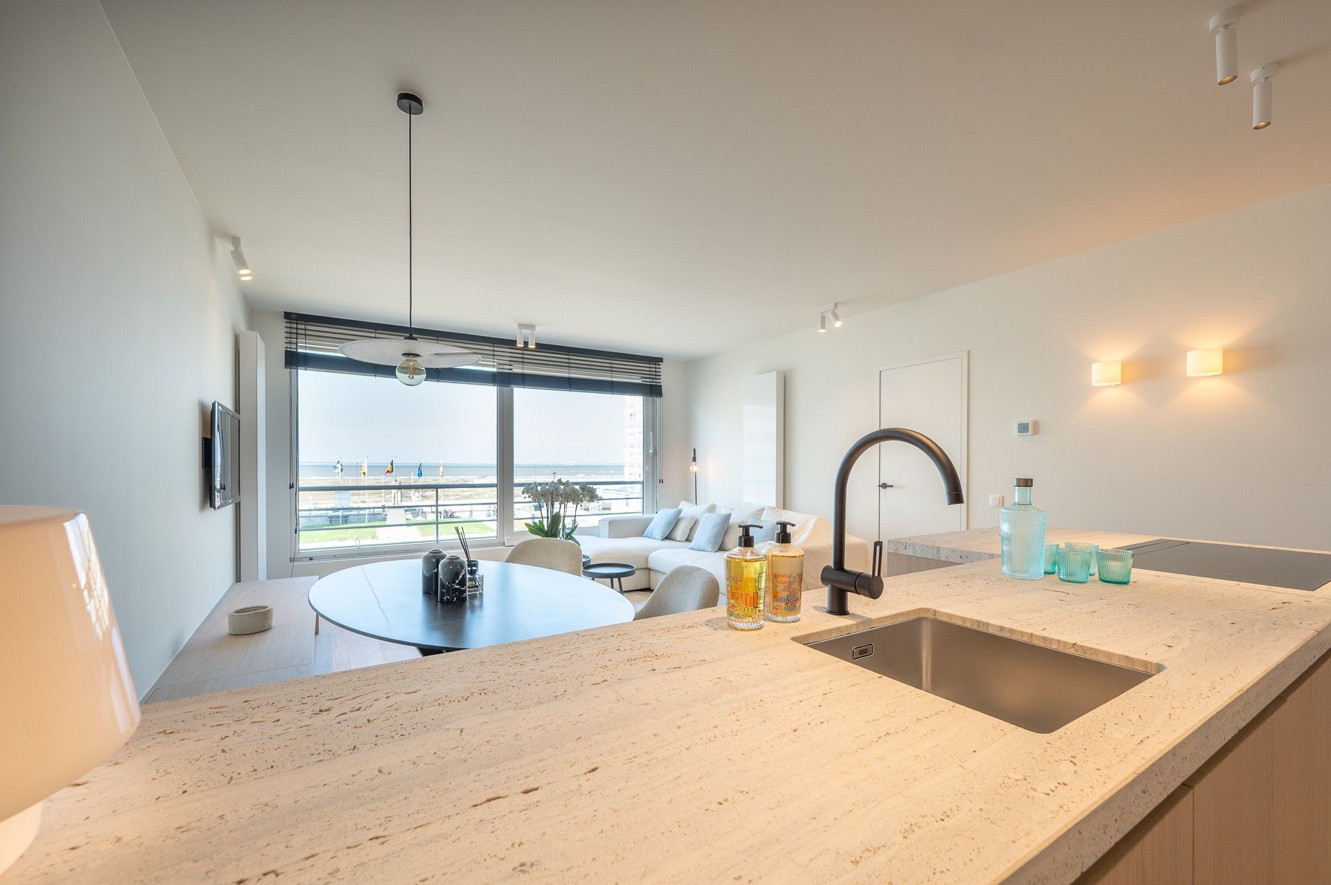 Luxueus gerenoveerd appartement met frontaal zeezicht in Heist foto 8