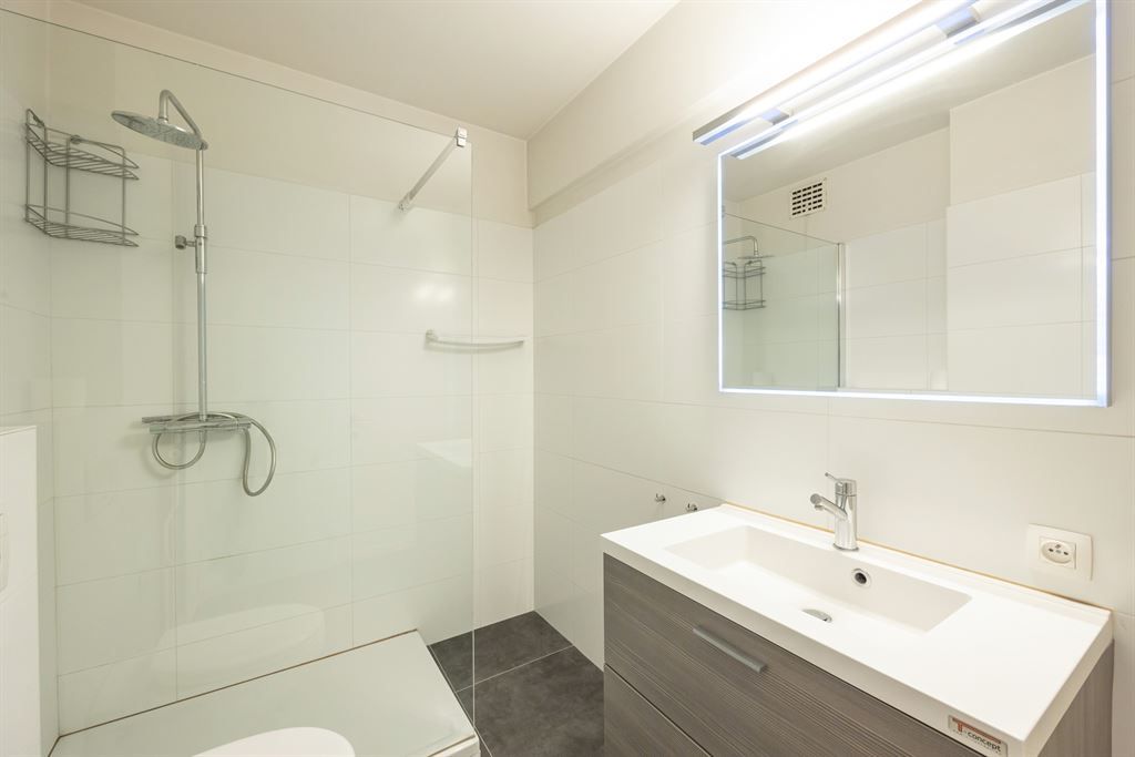 Instapklaar appartement op prachtige visgraatparket foto 10